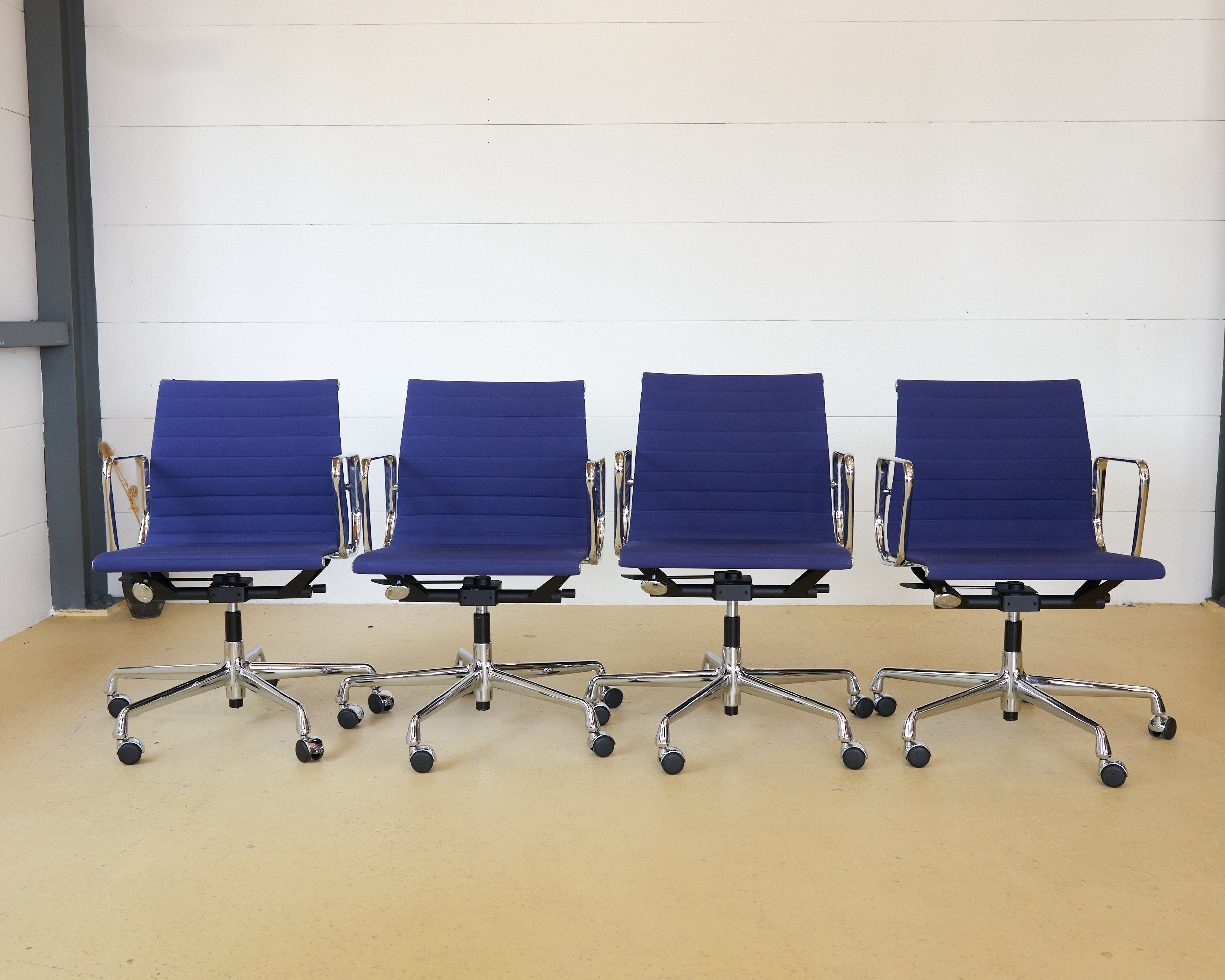 Vitra Eames Bürostühle EA 117