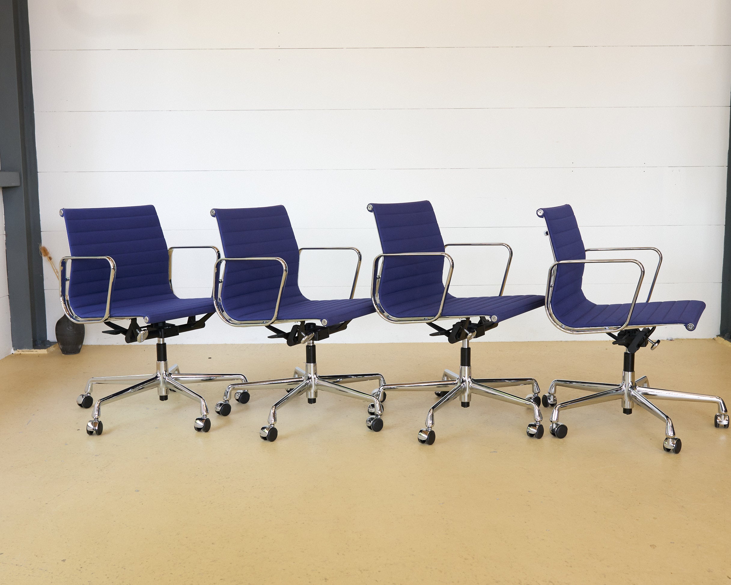 Vitra Eames Bürostühle EA 117