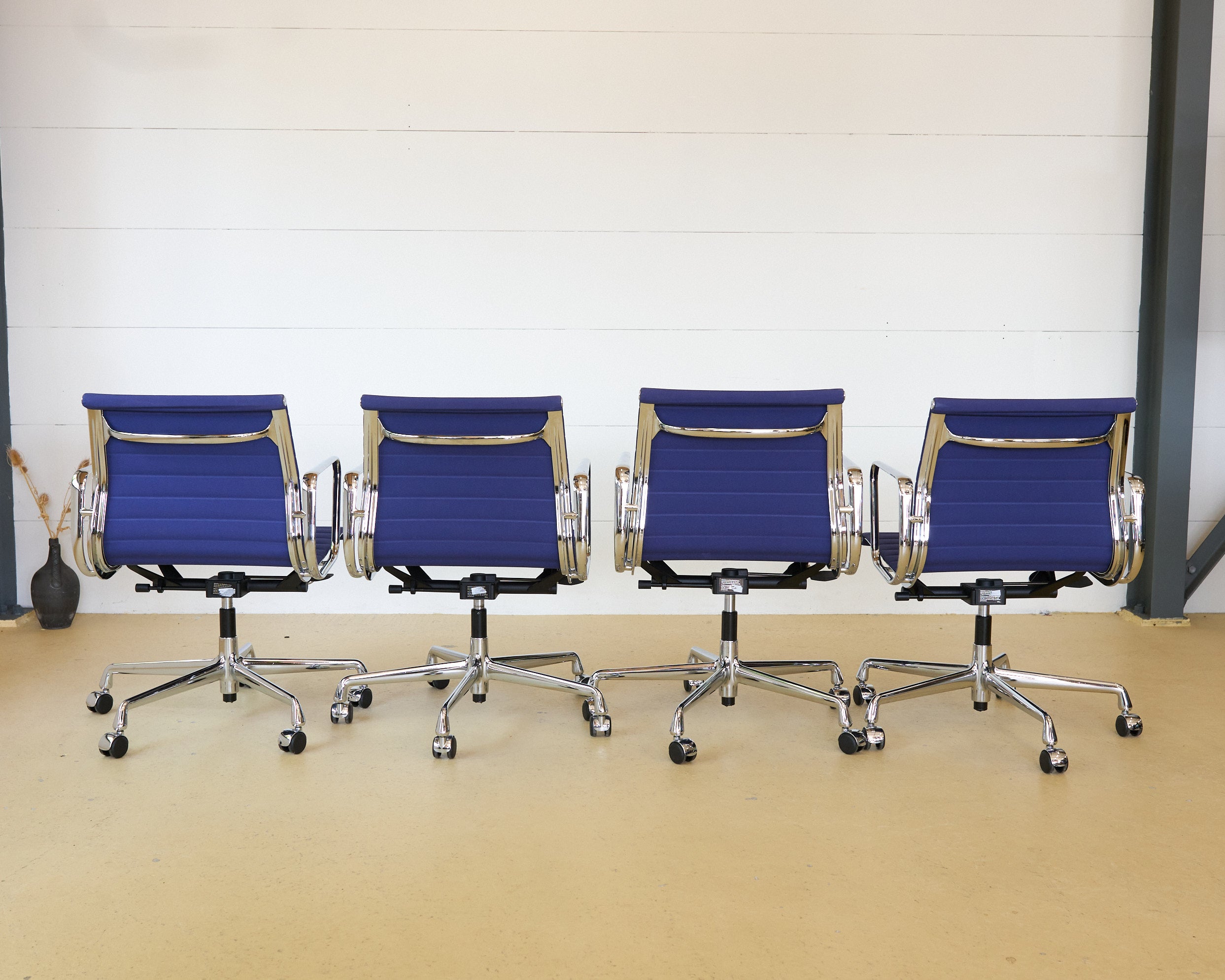 Vitra Eames Bürostühle EA 117