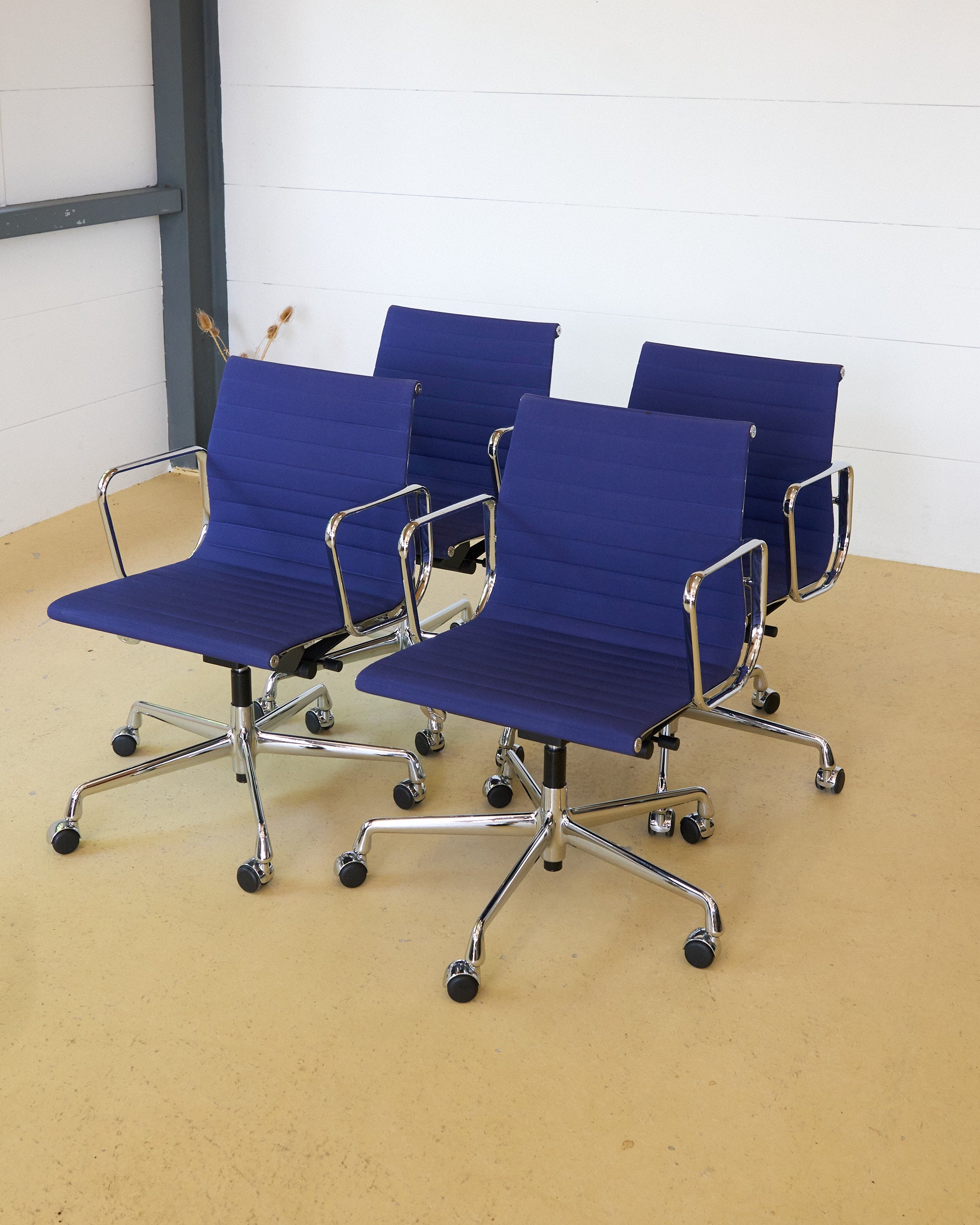 Vitra Eames Bürostühle EA 117