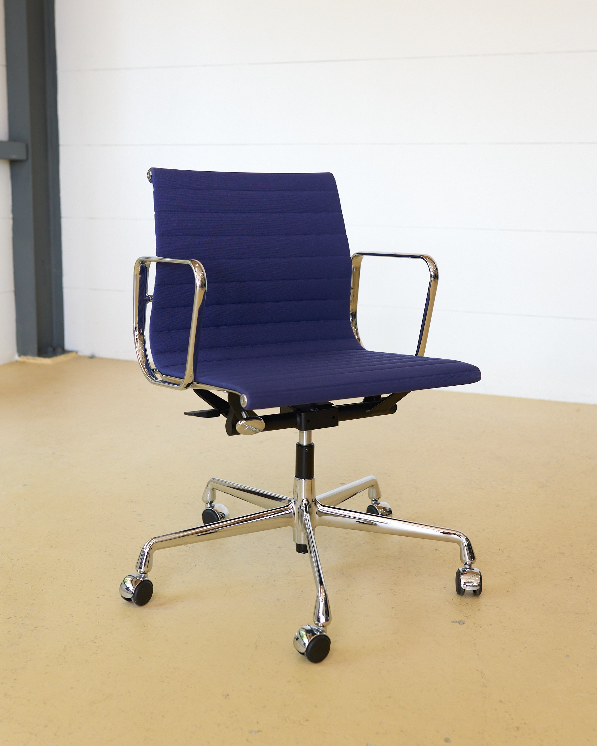 Vitra Eames Bürostühle EA 117