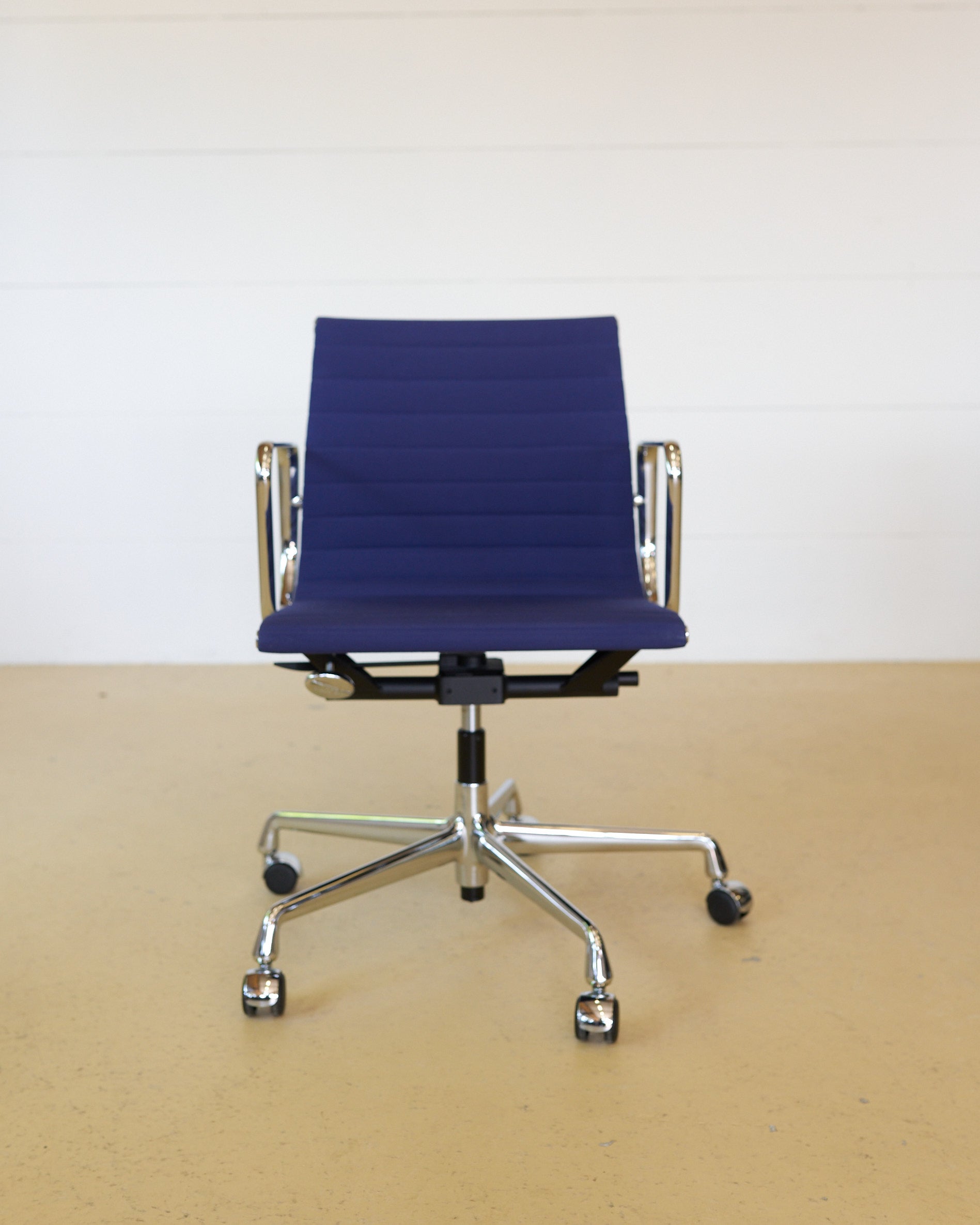 Vitra Eames Bürostühle EA 117