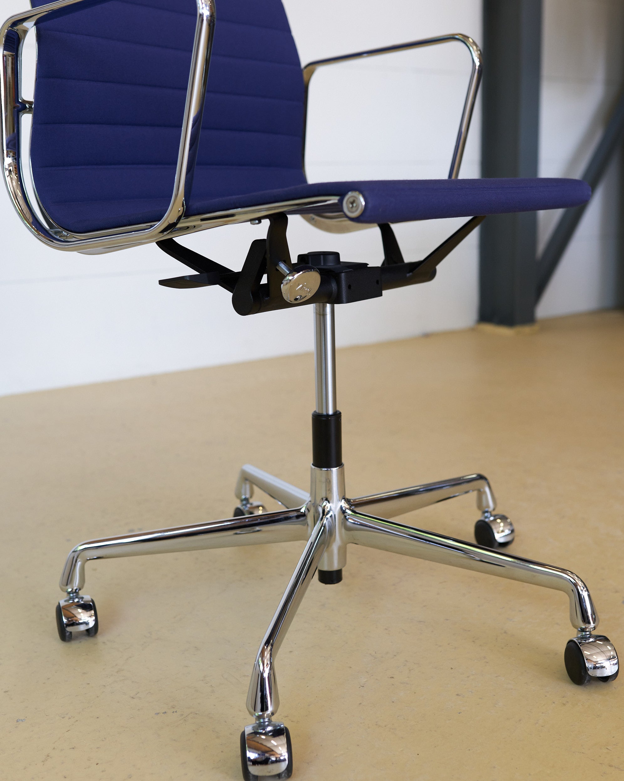 Vitra Eames Bürostühle EA 117