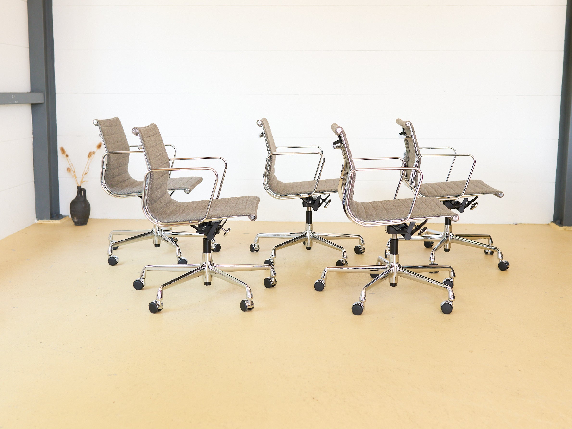 Vitra Eames Bürostühle EA 117