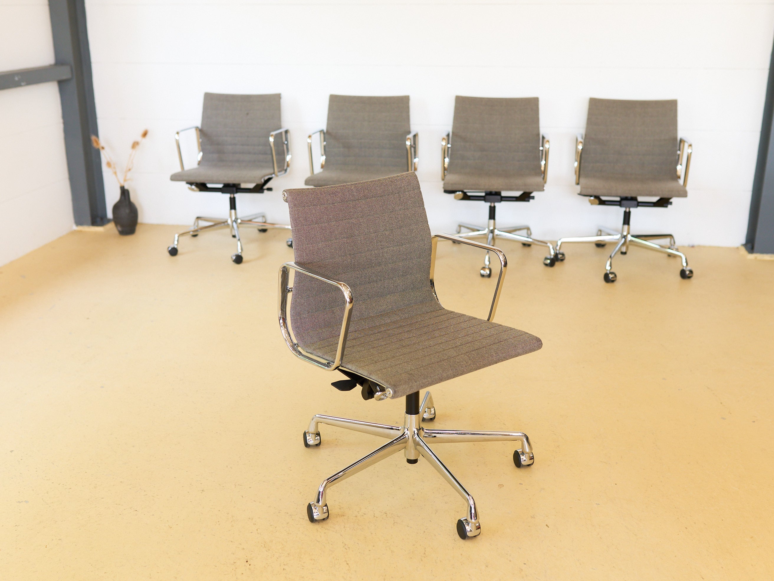 Vitra Eames Bürostühle EA 117