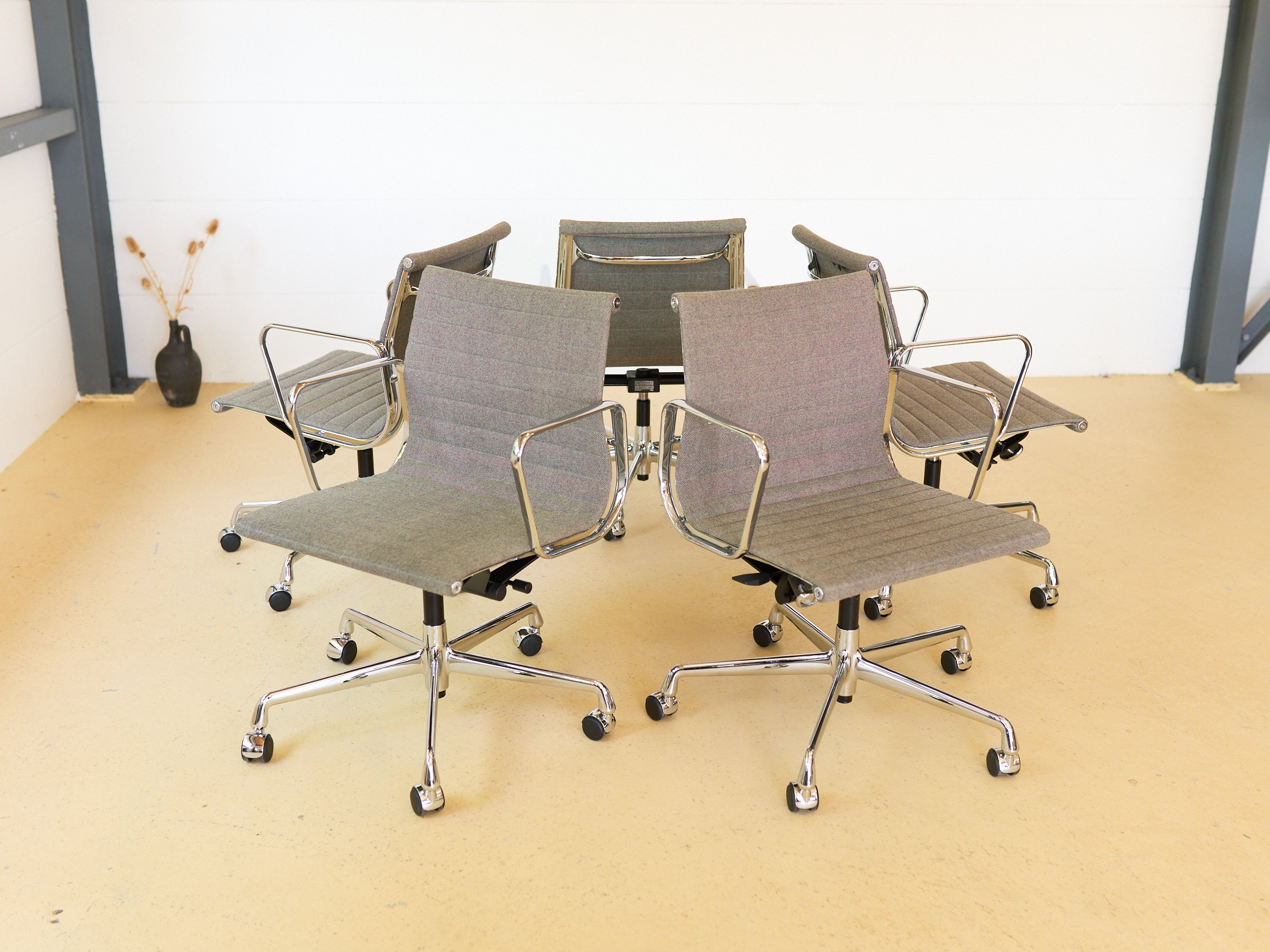 Vitra Eames Bürostühle EA 117