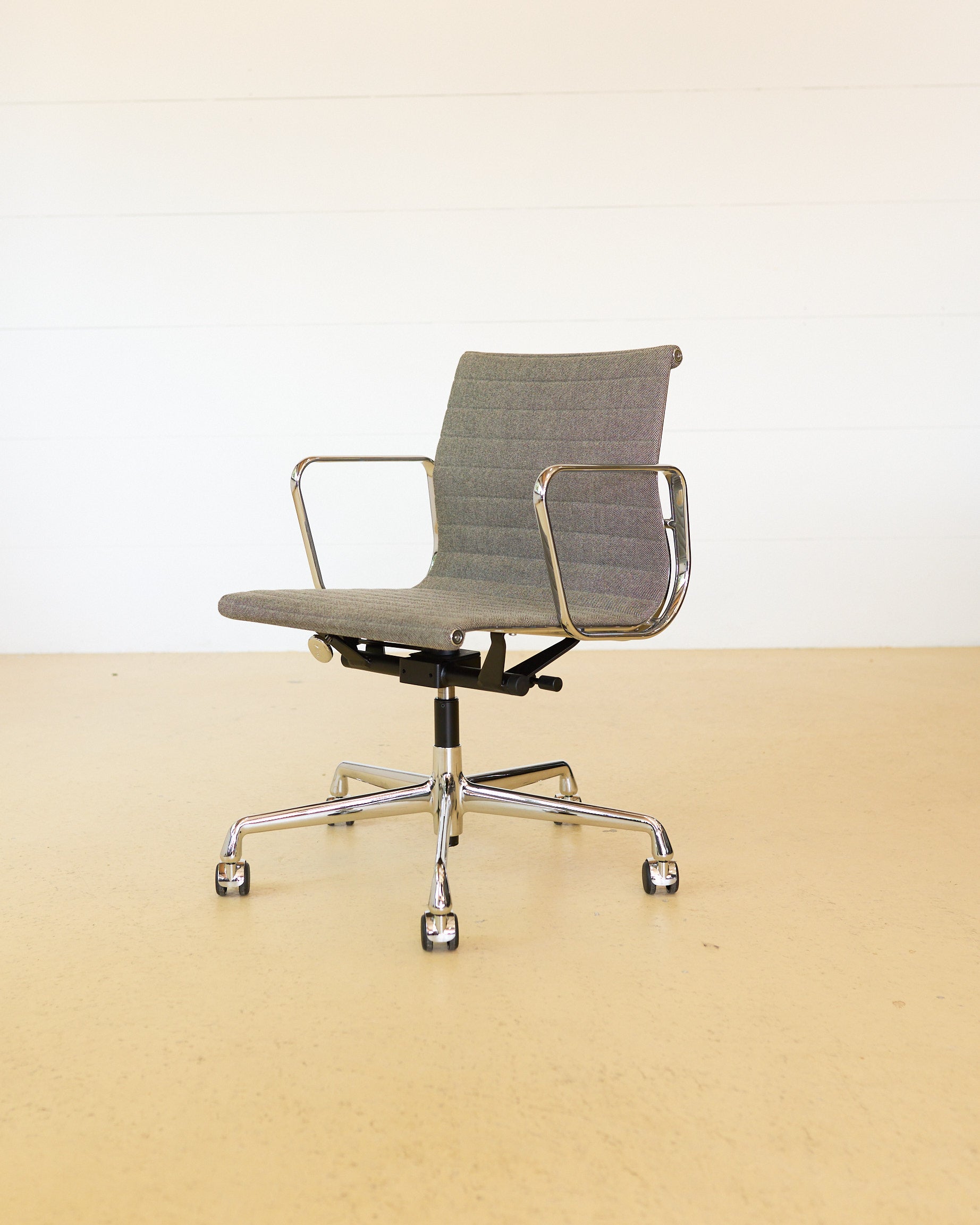 Vitra Eames Bürostühle EA 117