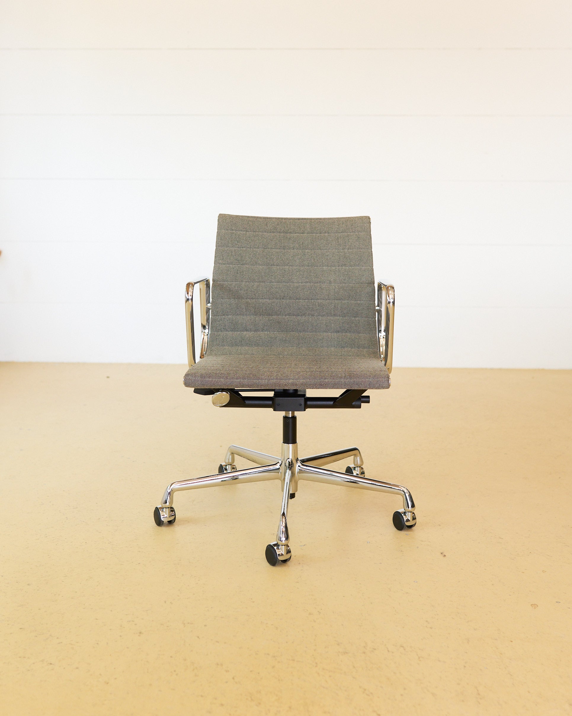 Vitra Eames Bürostühle EA 117