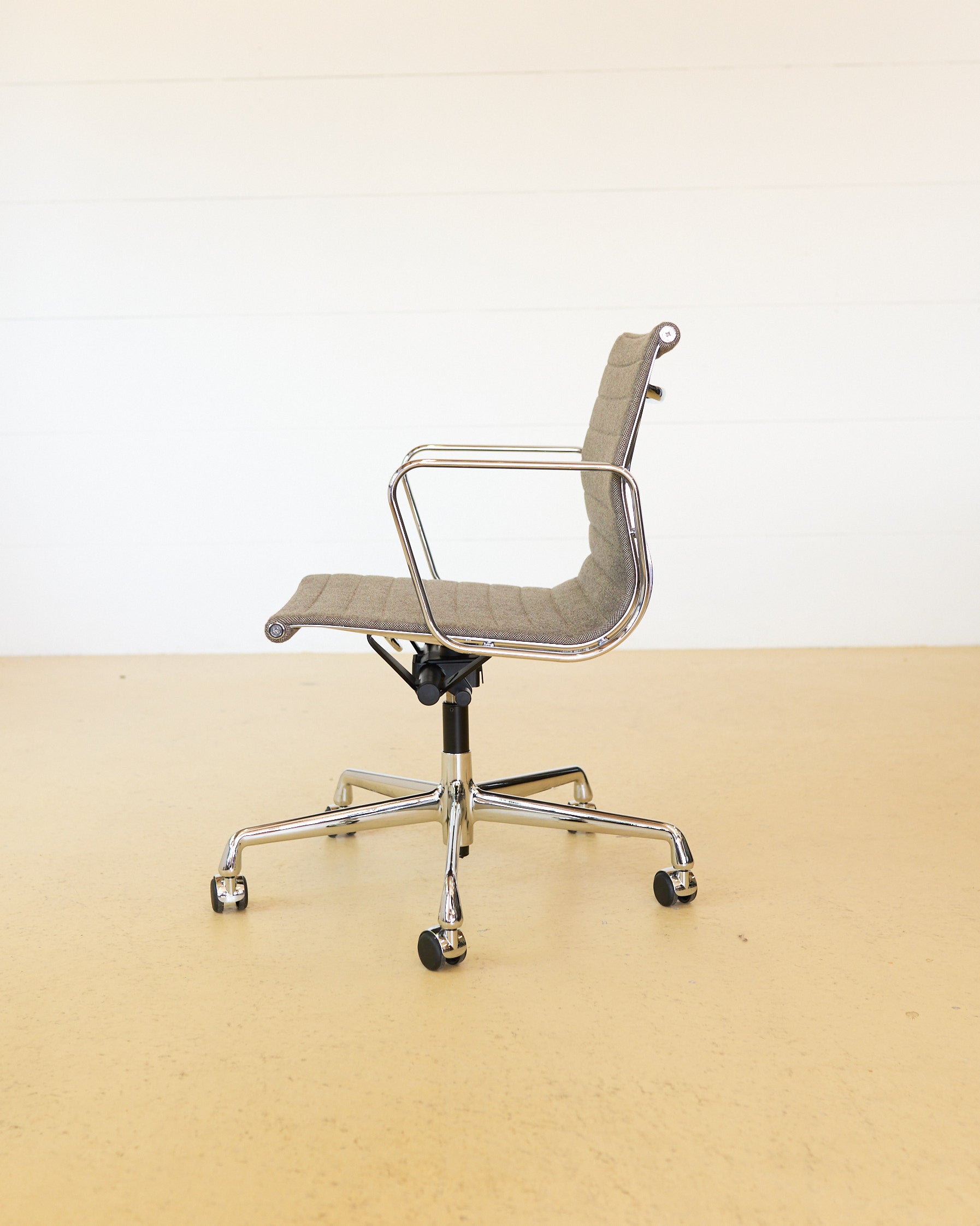 Vitra Eames Bürostühle EA 117