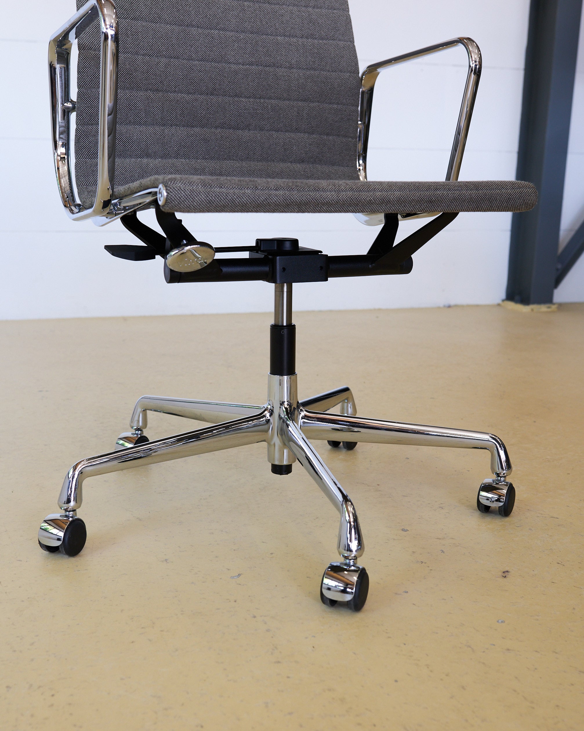 Vitra Eames Bürostühle EA 117