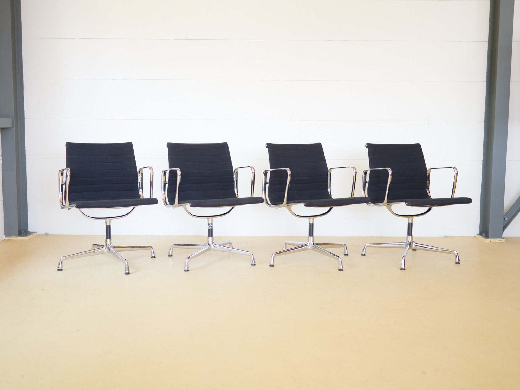 Vitra Eames Stühle EA 108