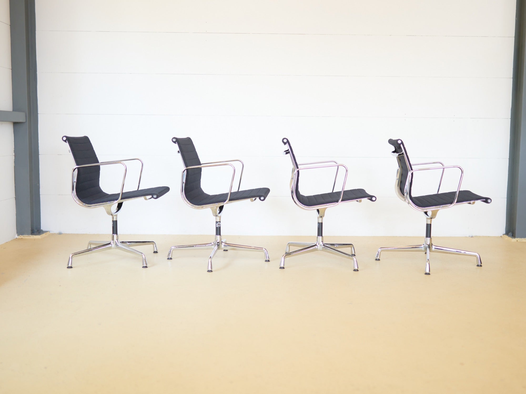Vitra Eames Stühle EA 108