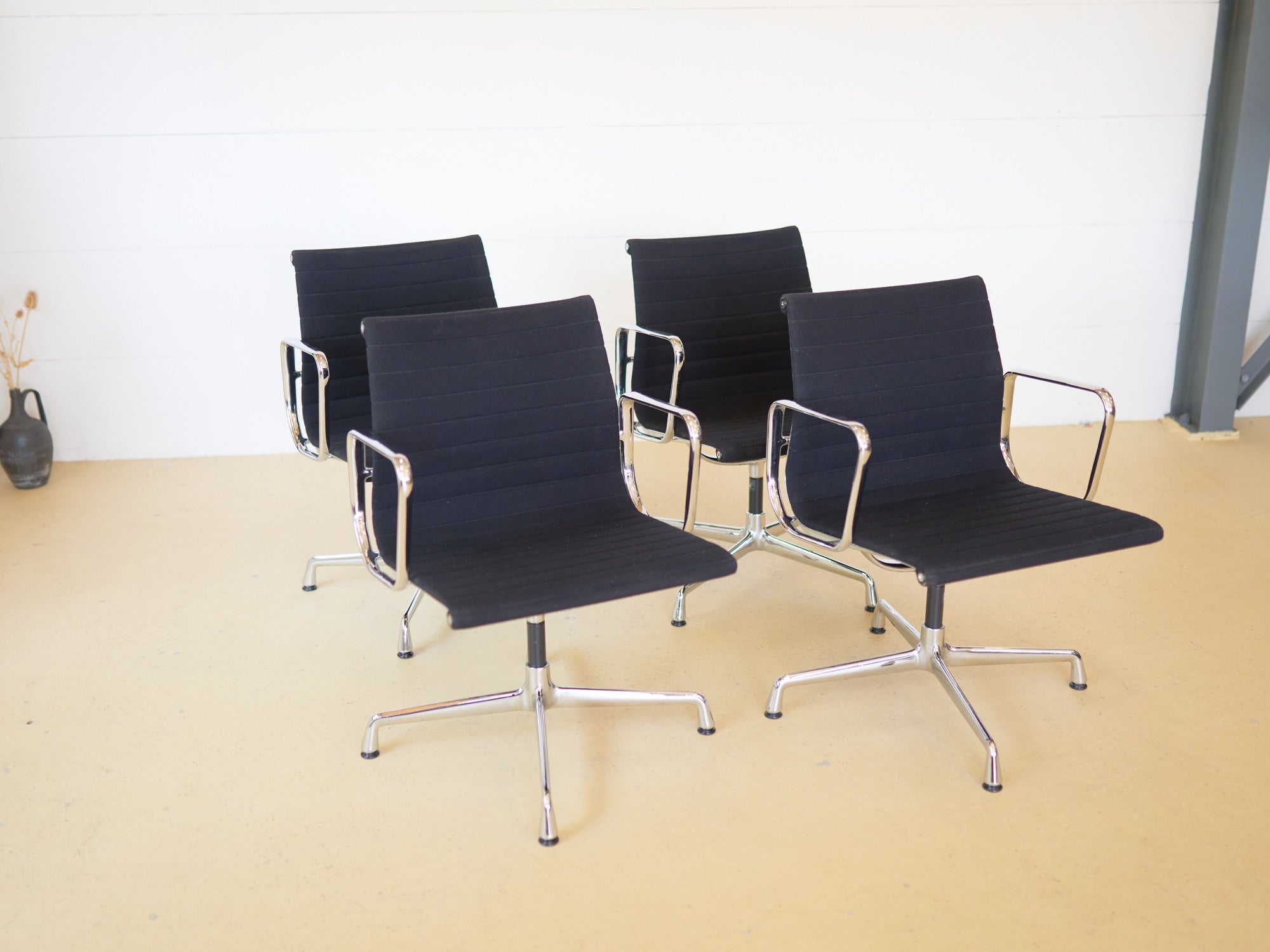 Vitra Eames Stühle EA 108