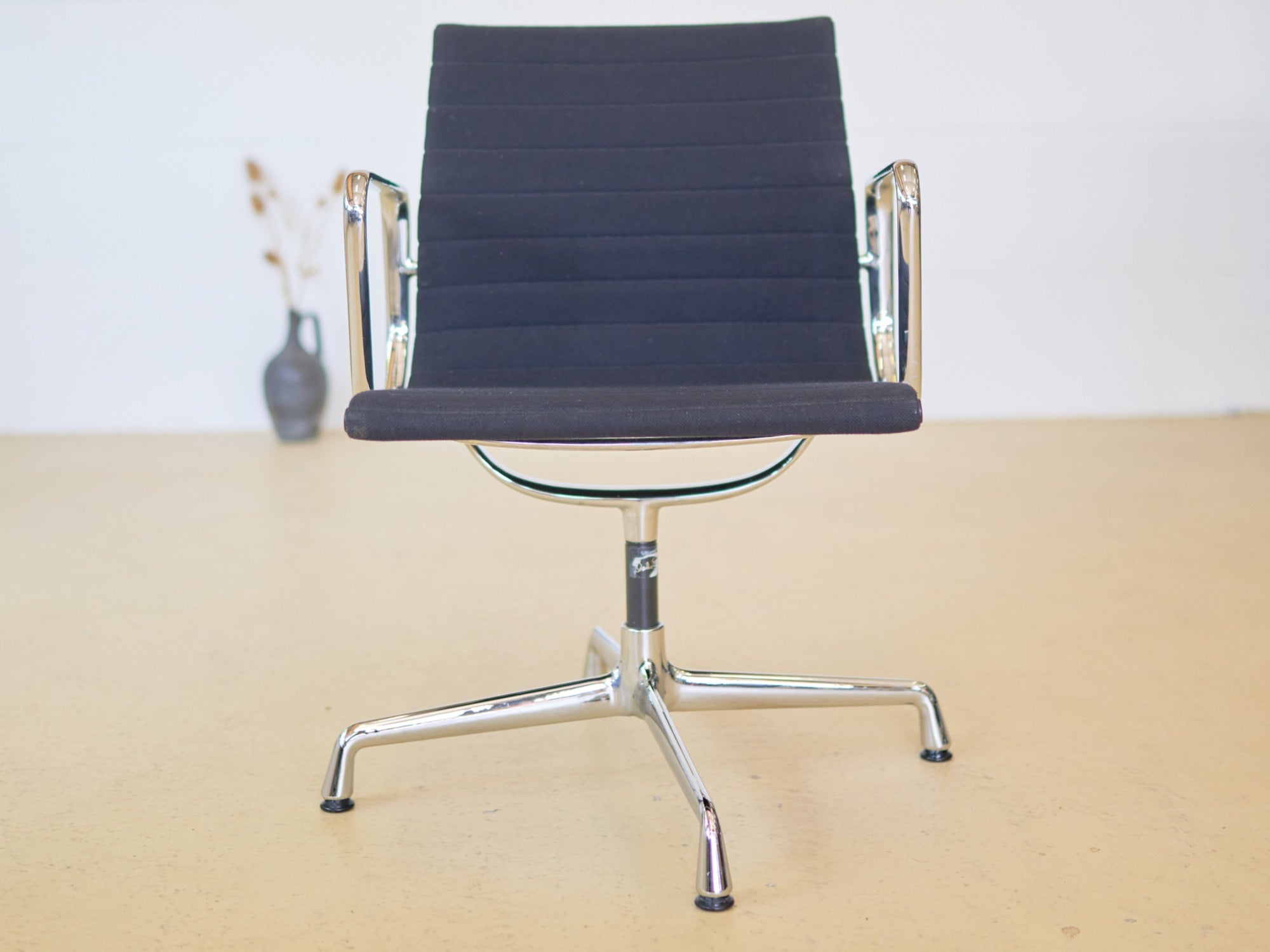 Vitra Eames Stühle EA 108