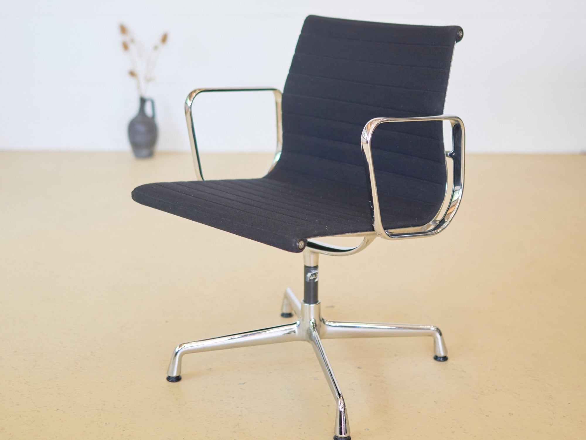 Vitra Eames Stühle EA 108
