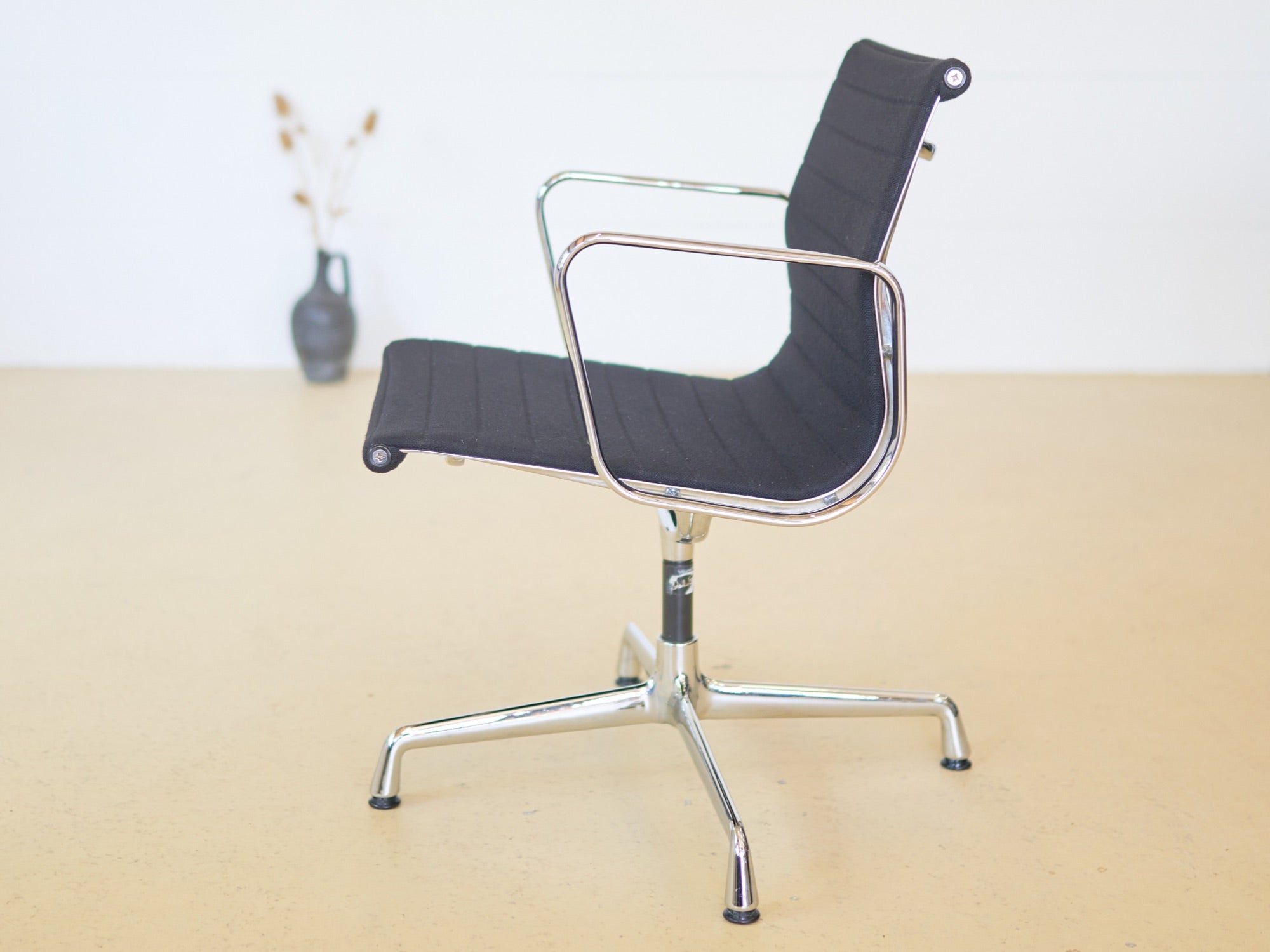 Vitra Eames Stühle EA 108