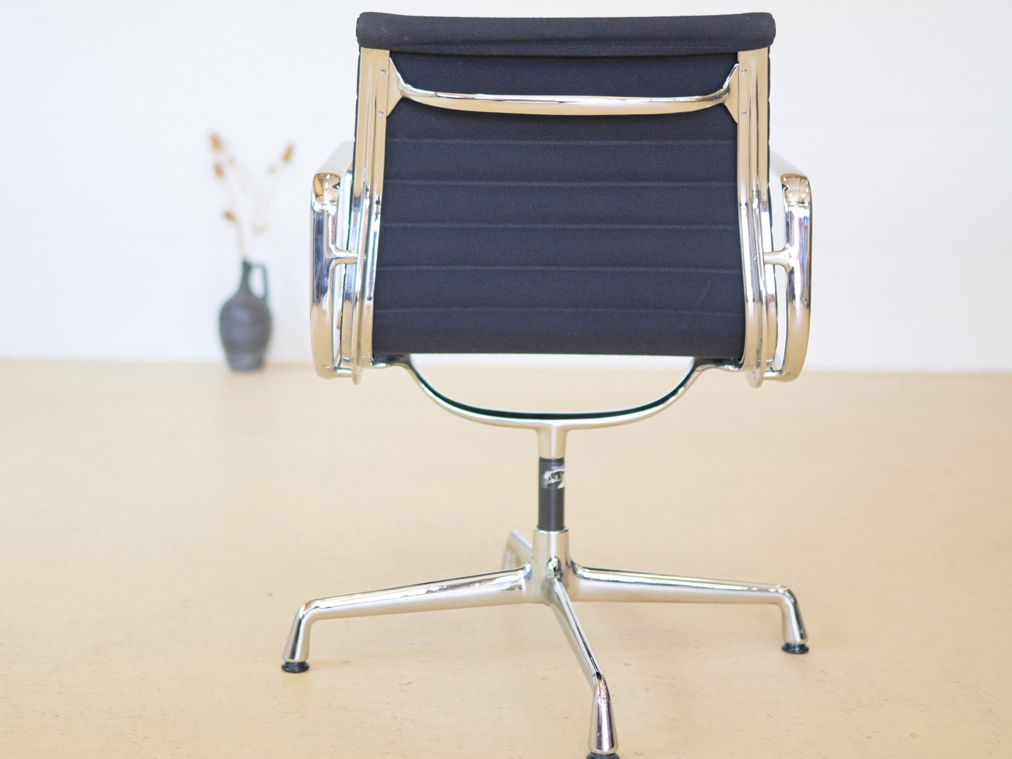 Vitra Eames Stühle EA 108