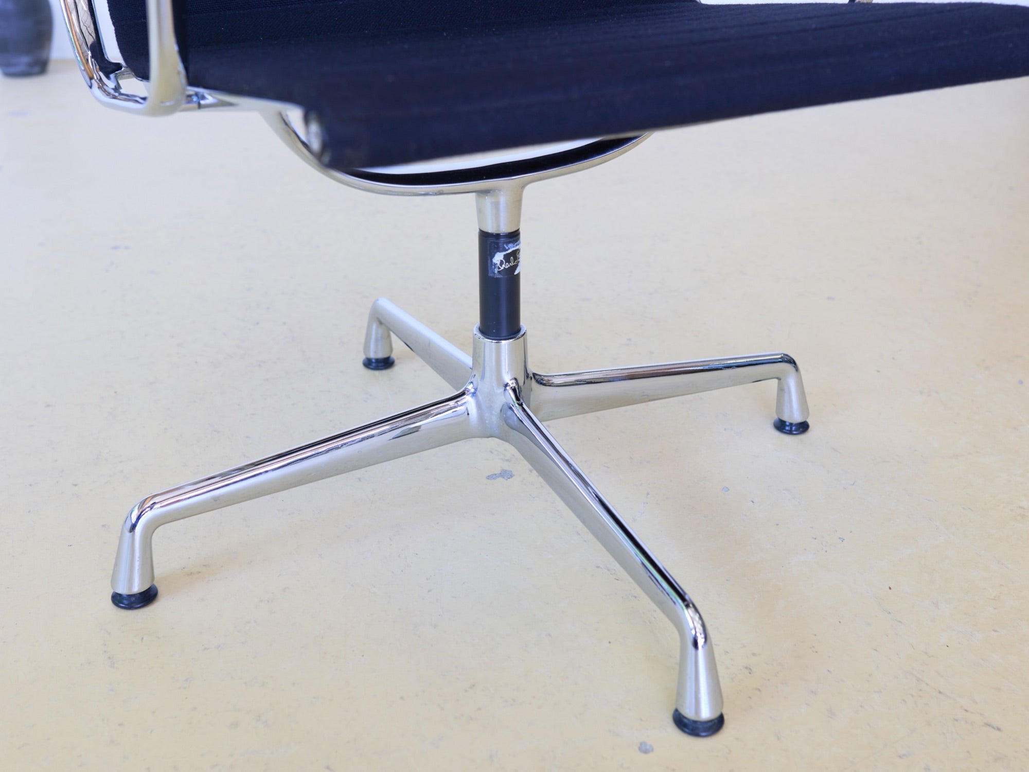 Vitra Eames Stühle EA 108