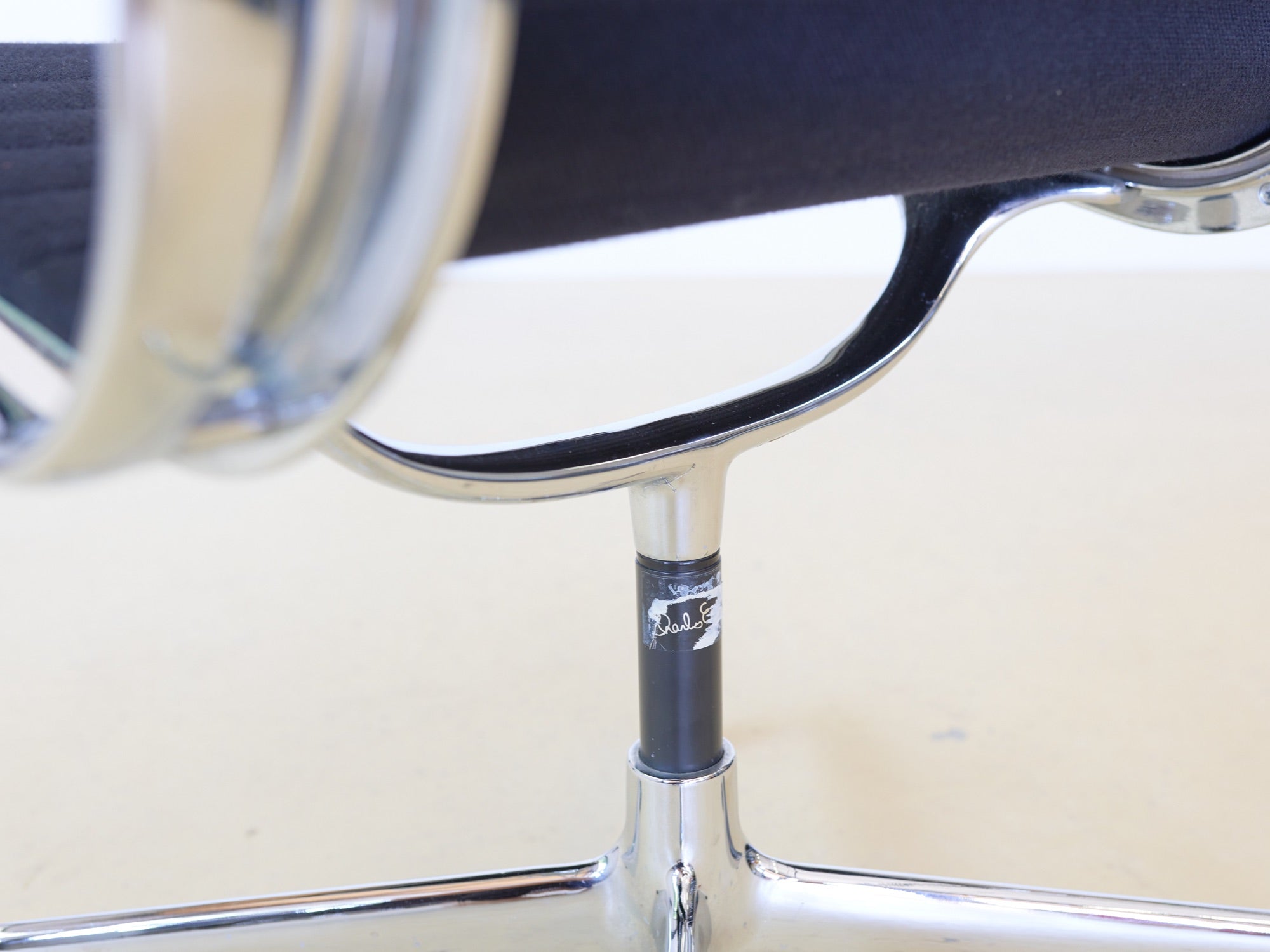 Vitra Eames Stühle EA 108