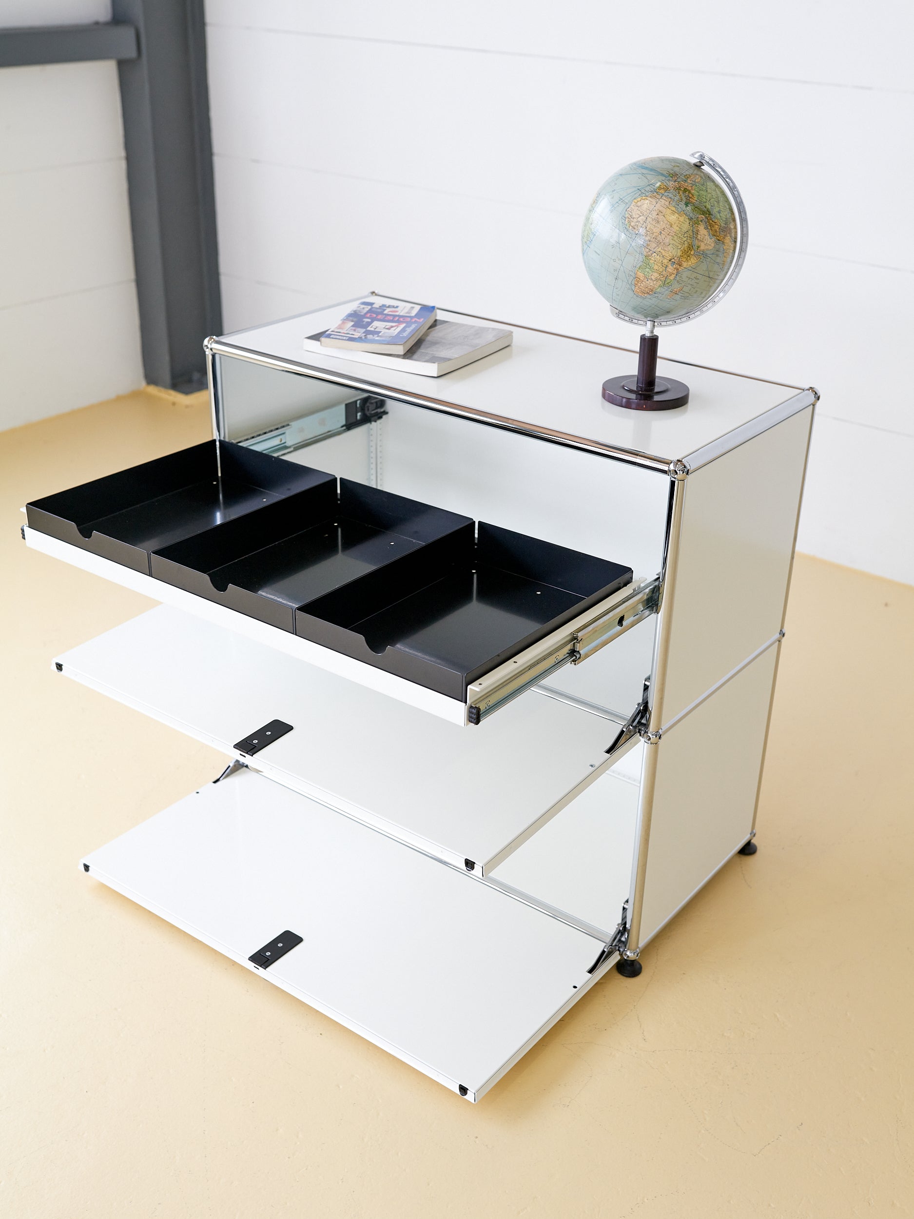 USM Haller Sideboard Reinweiss mit Auszugtablar