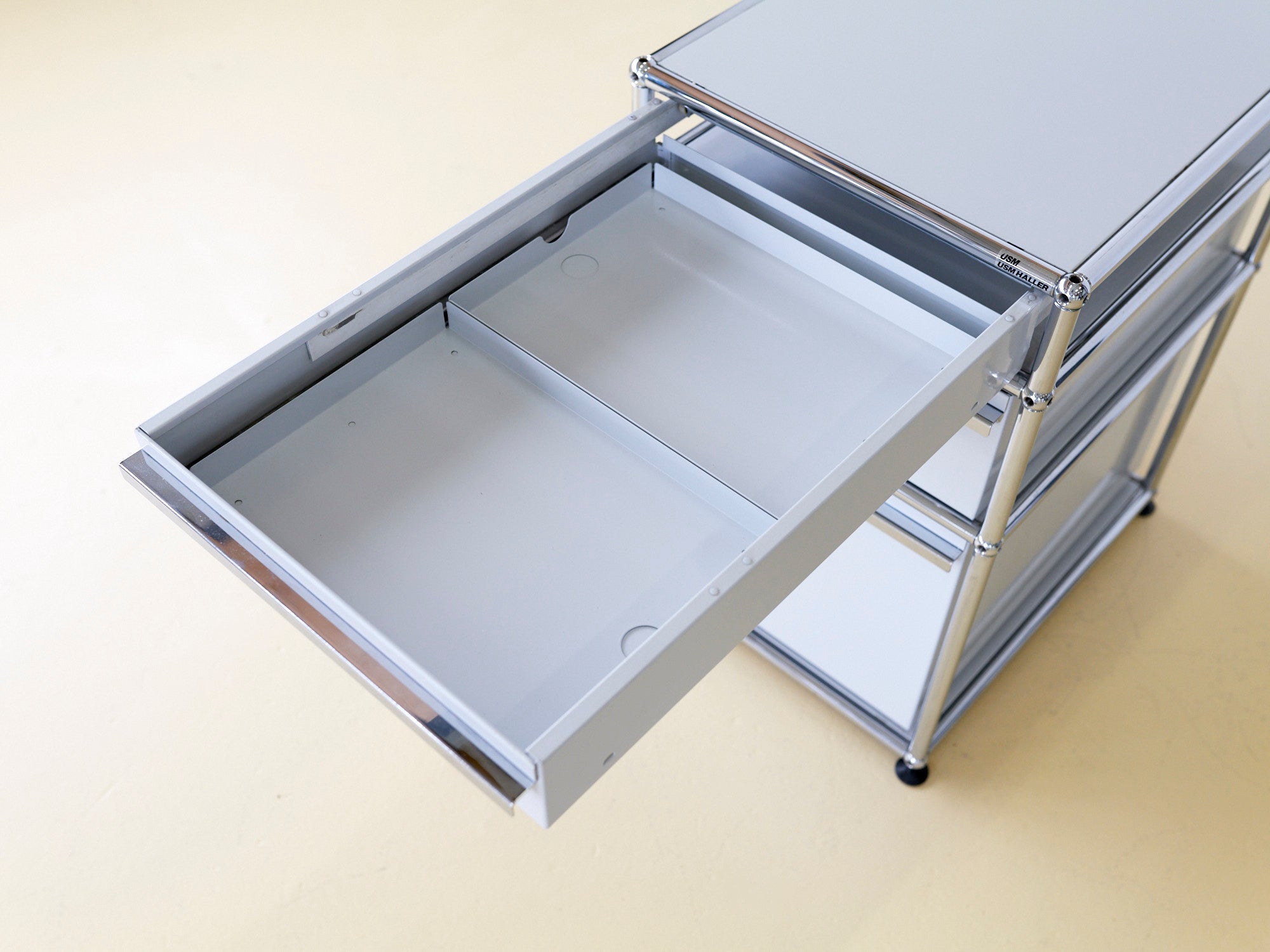 USM Korpus in Lichtgrau