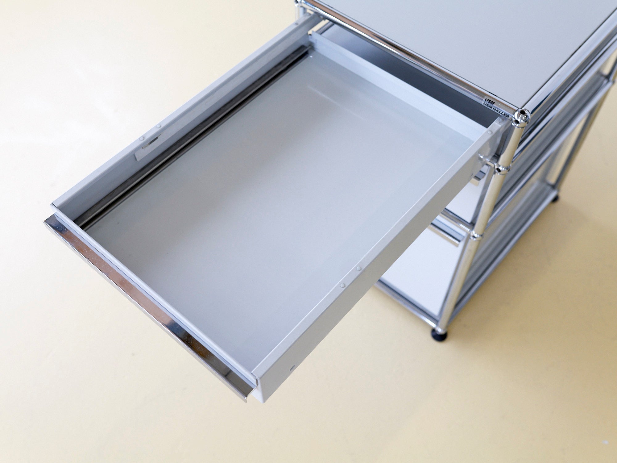 USM Korpus in Lichtgrau