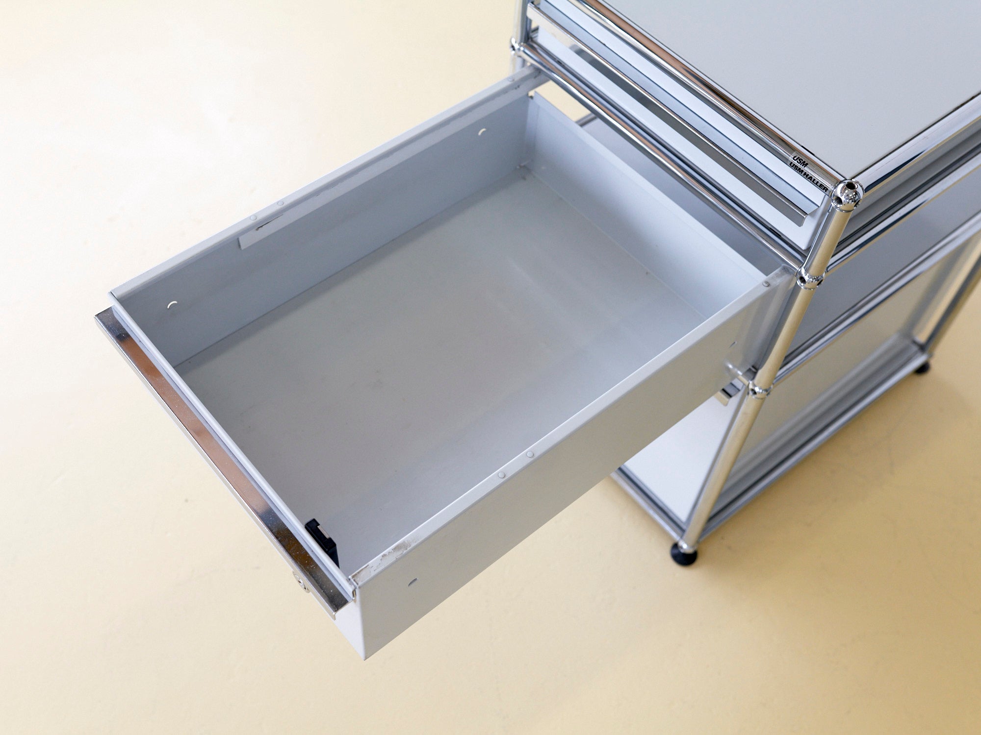 USM Korpus in Lichtgrau