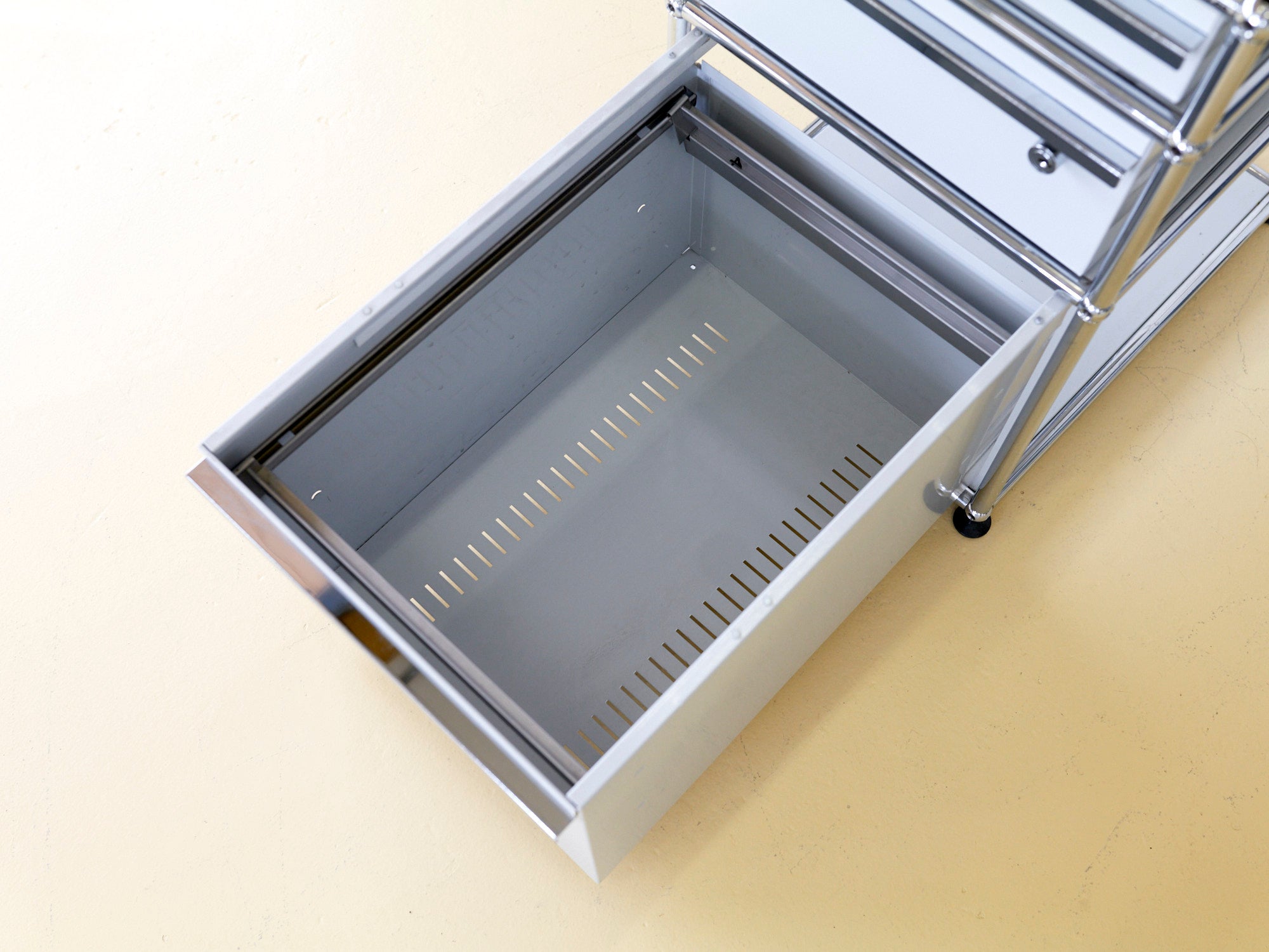 USM Korpus in Lichtgrau