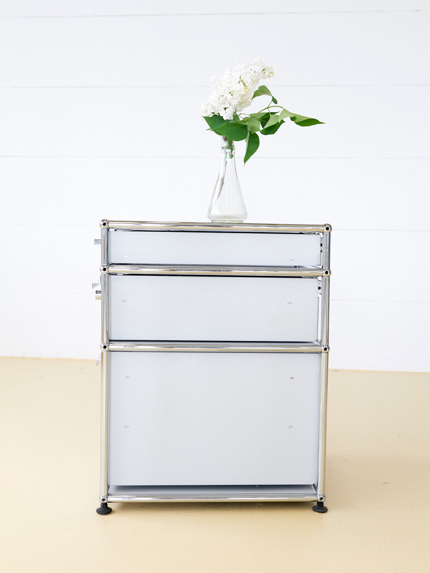 USM Korpus in Lichtgrau