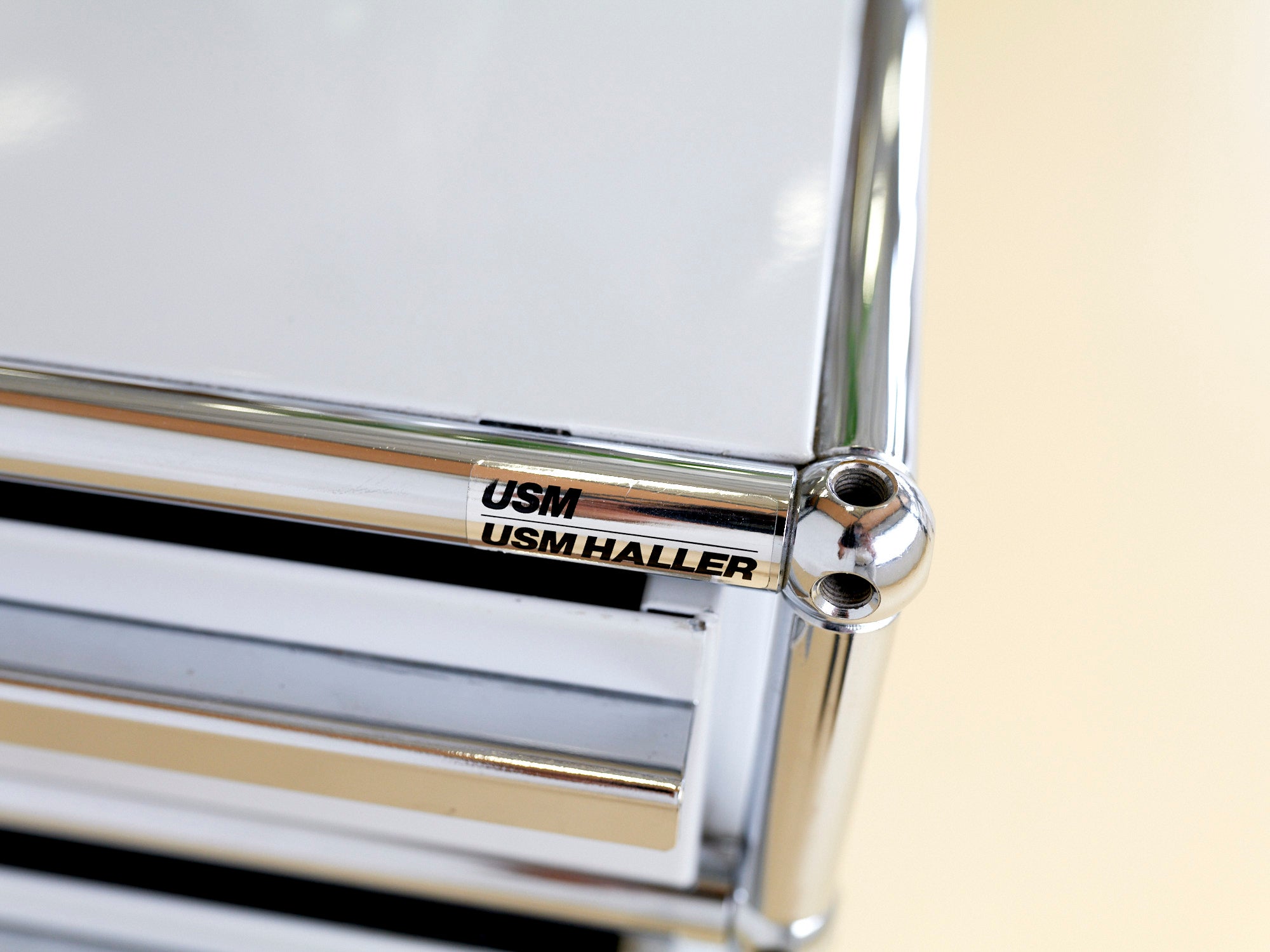 USM Korpus in Lichtgrau