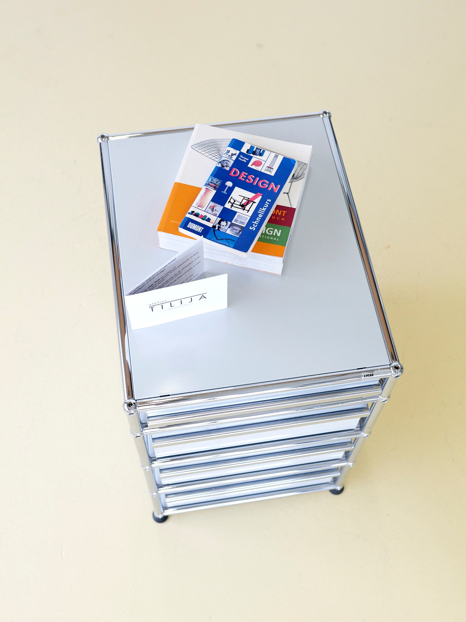 USM Korpus in Lichtgrau