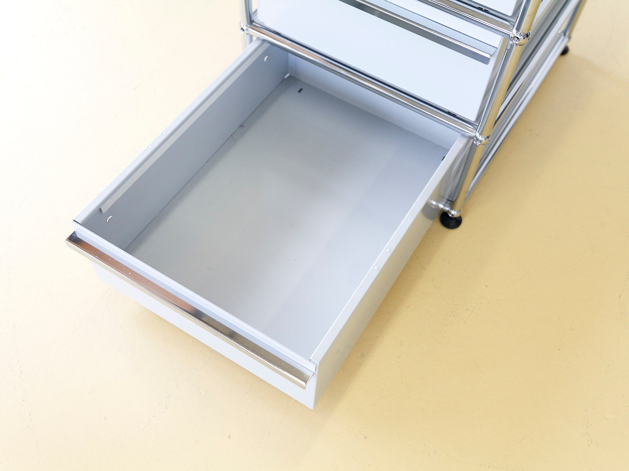 USM Korpus in Lichtgrau