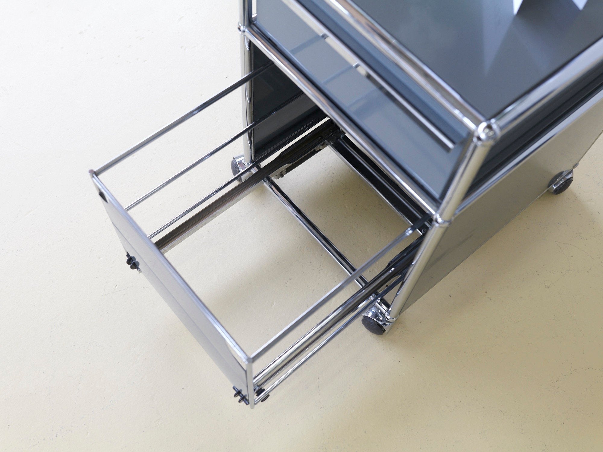 USM Roll-Korpus in Mittelgrau