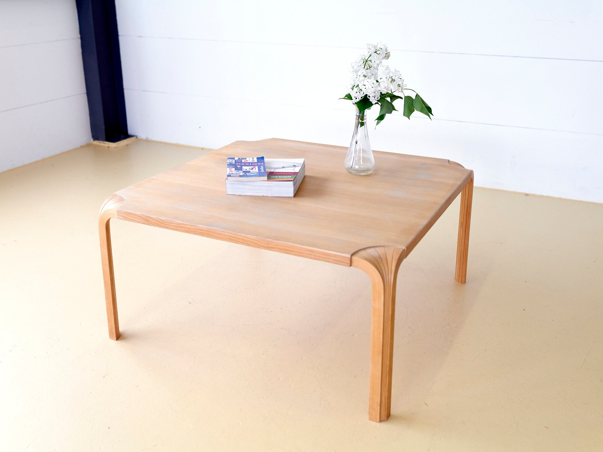 Couchtisch von Artek vom Designer Alvar Aalto