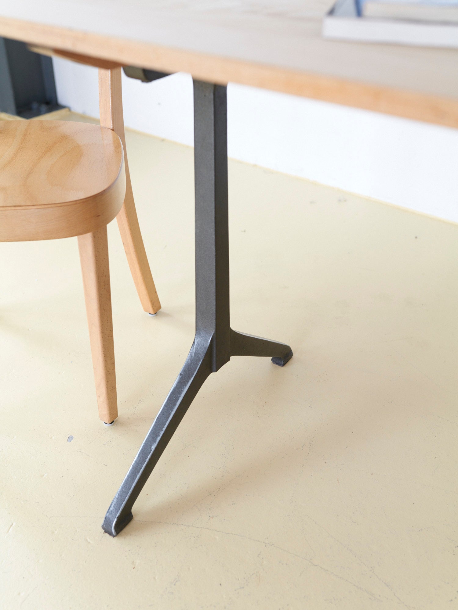 Beizentisch mit Standfüsse von Horgen Glarus