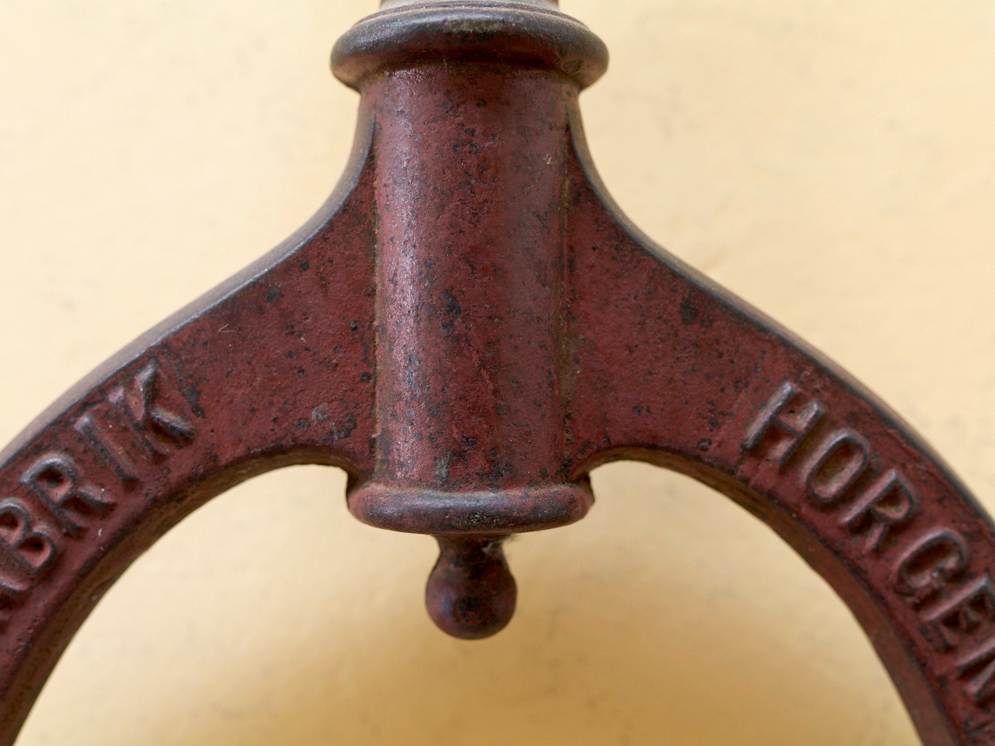 Klassische Gusseisenfüsse von Horgen Glarus