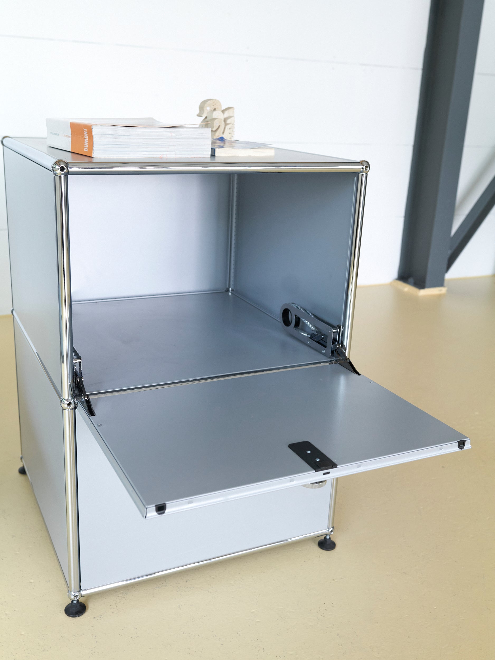 USM Möbel in Mattsilber, Sideboard