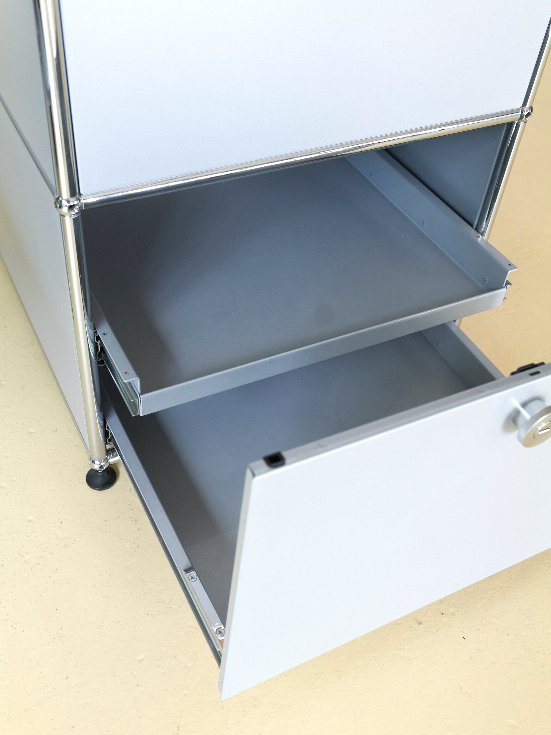 USM Möbel in Mattsilber, Sideboard