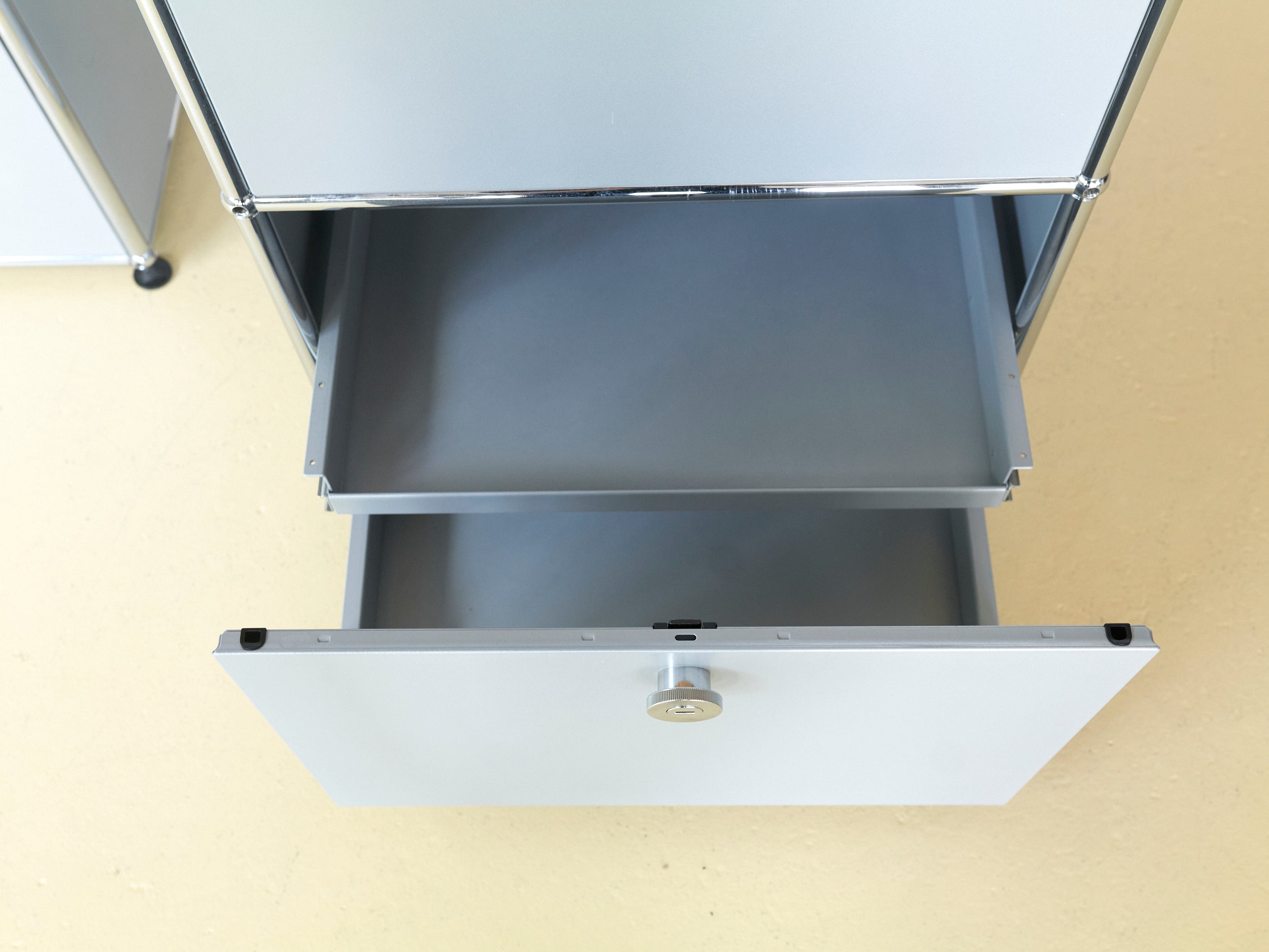 USM Möbel in Mattsilber, Sideboard