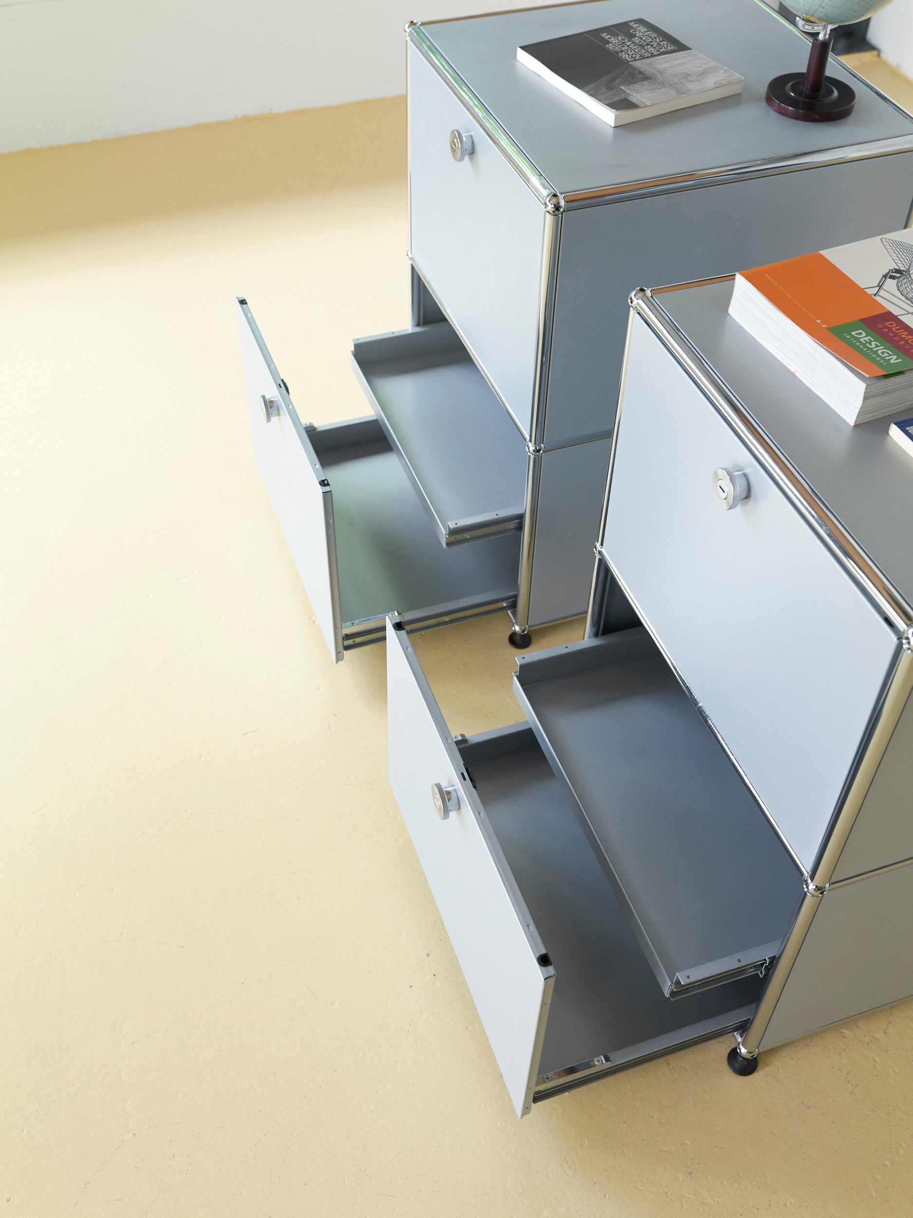 USM Möbel in Mattsilber, Sideboard