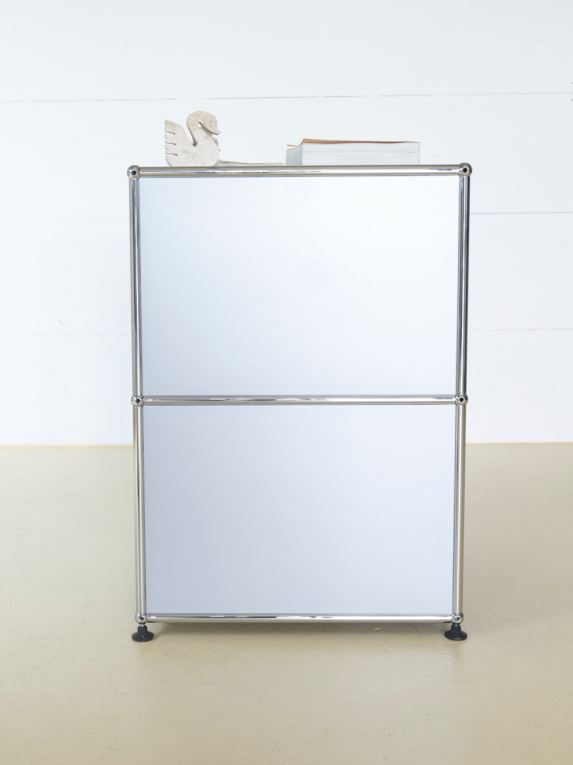 USM Möbel in Mattsilber, Sideboard