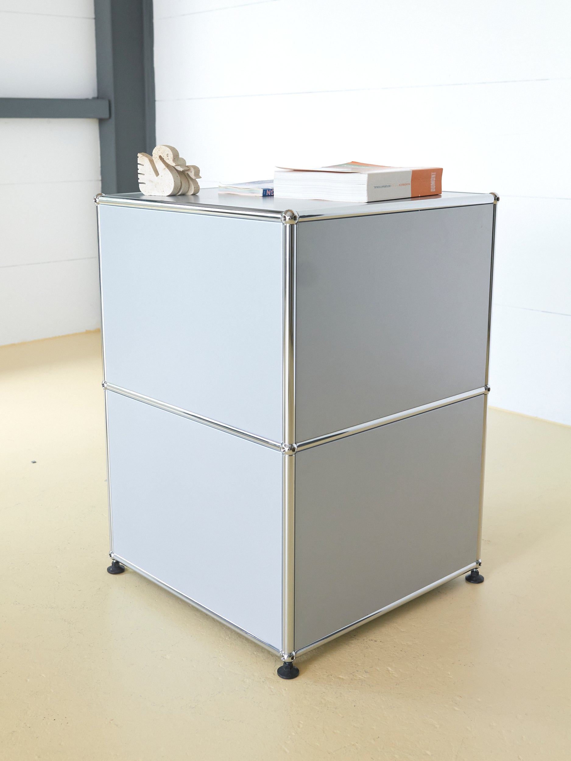 USM Möbel in Mattsilber, Sideboard