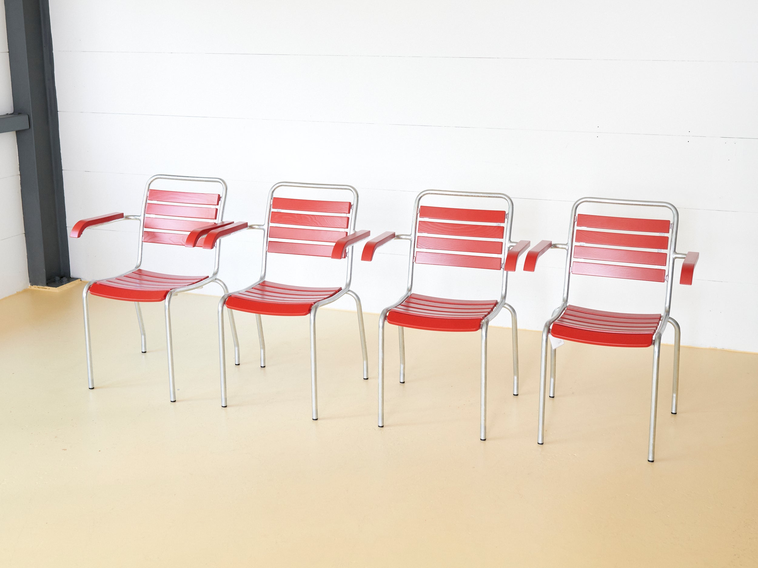 Klassischer Gartenstuhl in Rot von ALINEA mit Armlehne