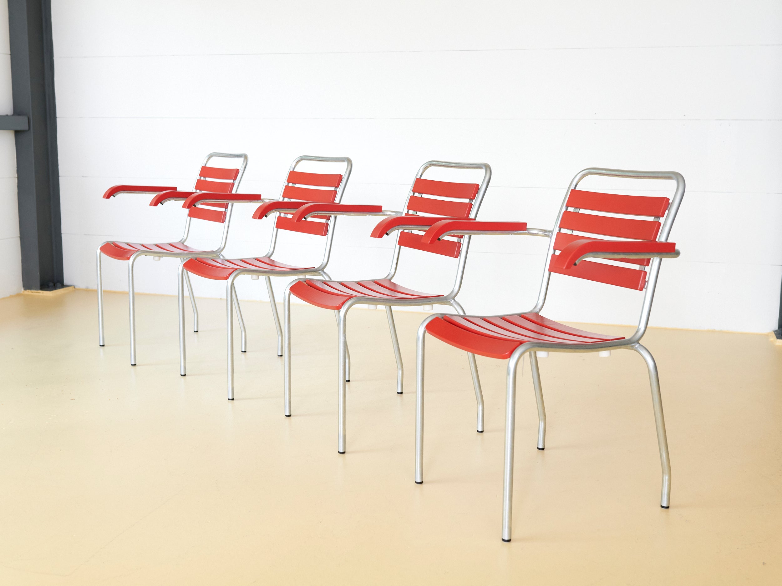 Klassischer Gartenstuhl in Rot von ALINEA mit Armlehne