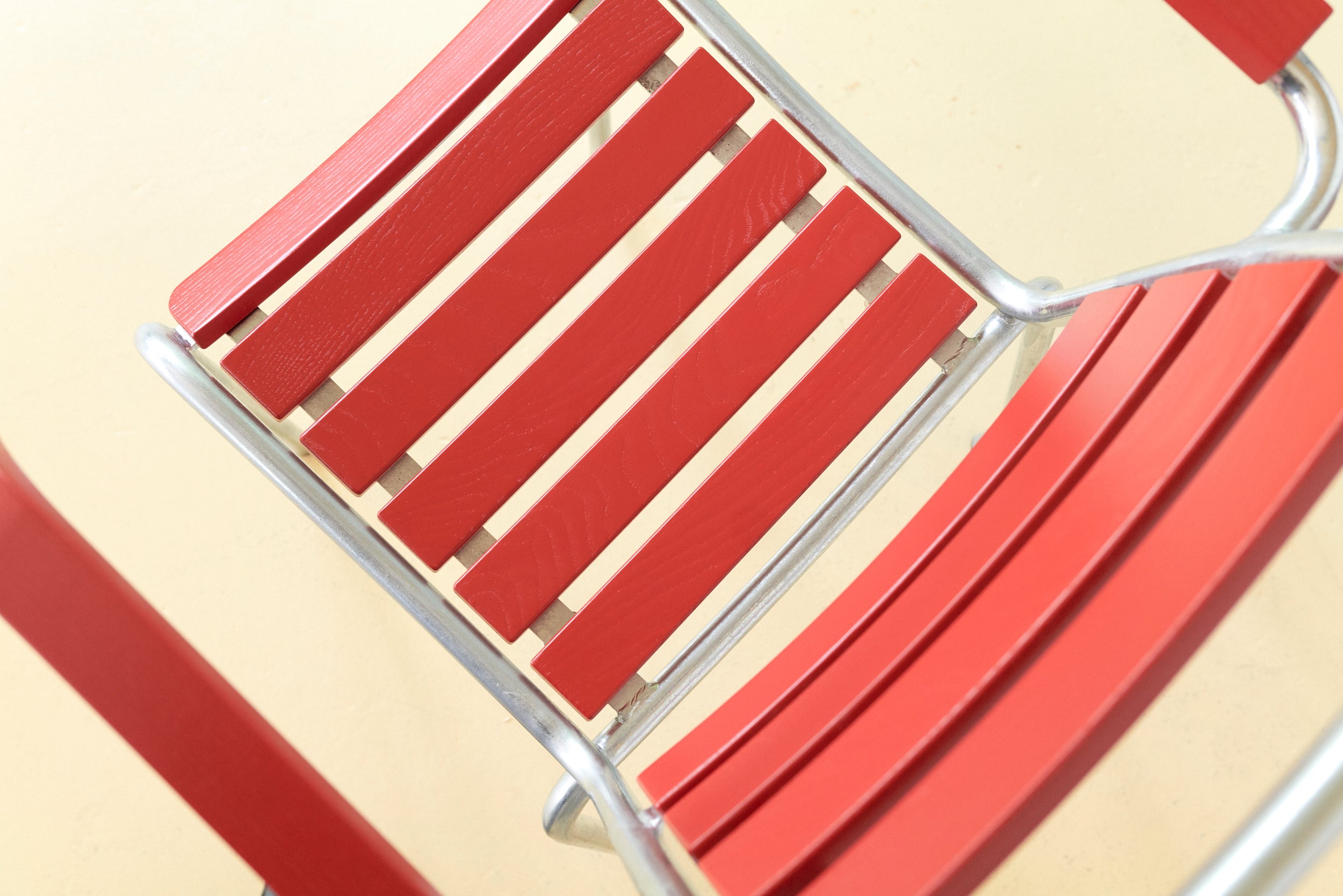 Klassischer Gartenstuhl in Rot von ALINEA mit Armlehne