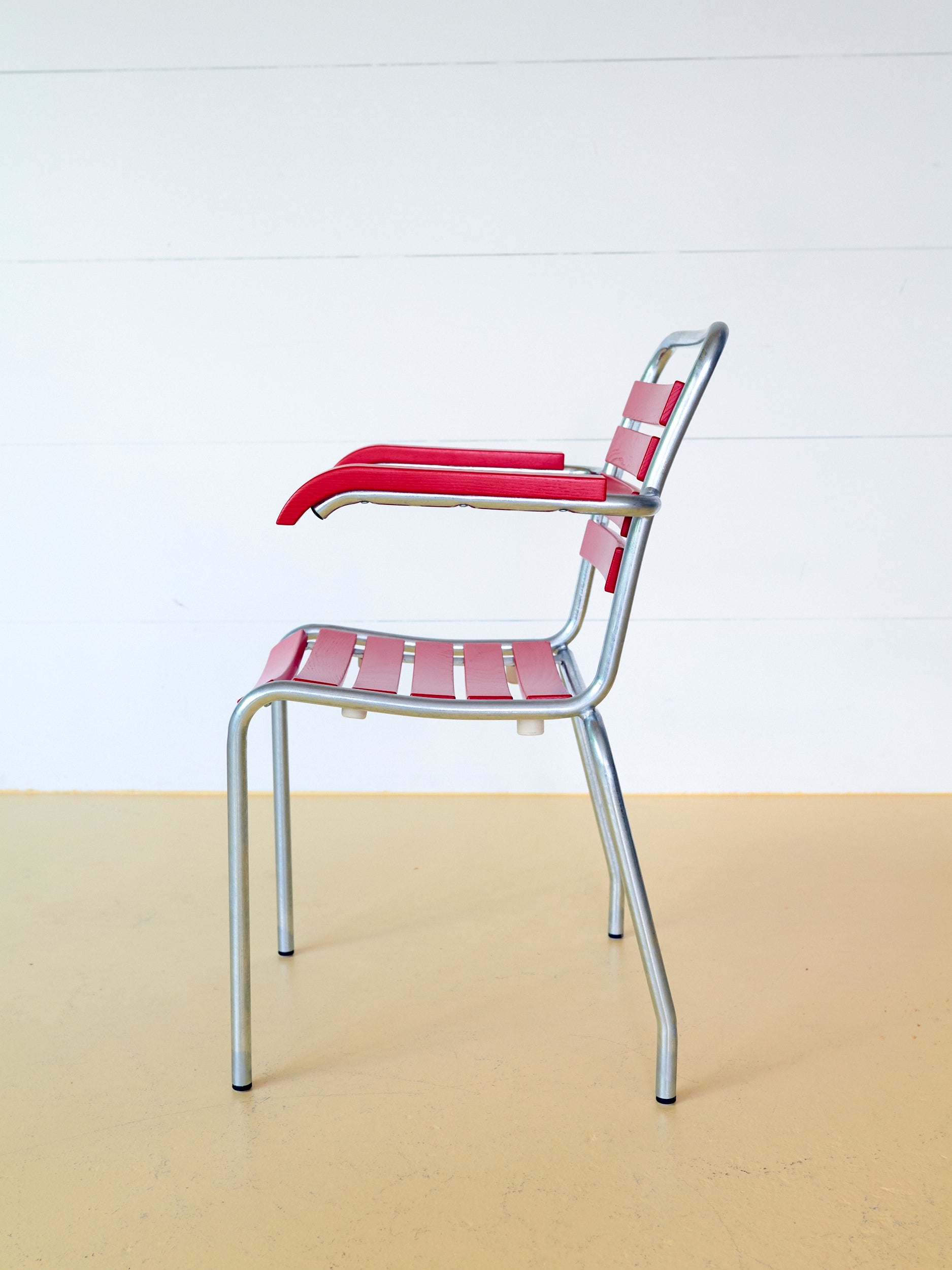 Klassischer Gartenstuhl in Rot von ALINEA mit Armlehne
