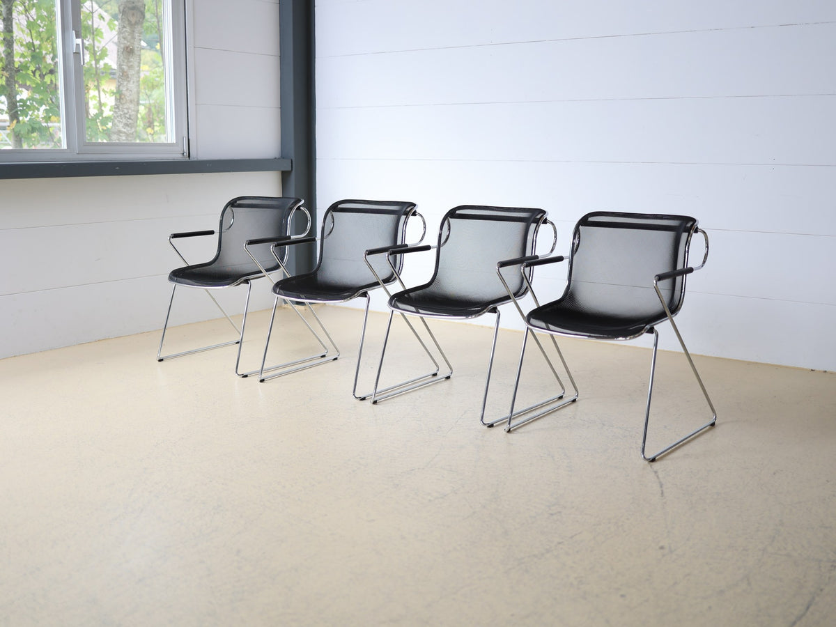 Penelope Chair Castelli 1982 – Seitenansicht Kufengestell verchromt und Mesh-Schale schwarz