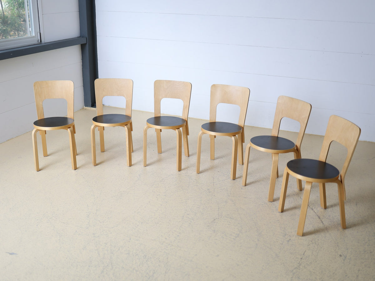 Foto 2: Artek Chair 65 Seitenansicht – L-Beine aus Massivbirke, runde Linoleum-Sitzfläche schwarz
