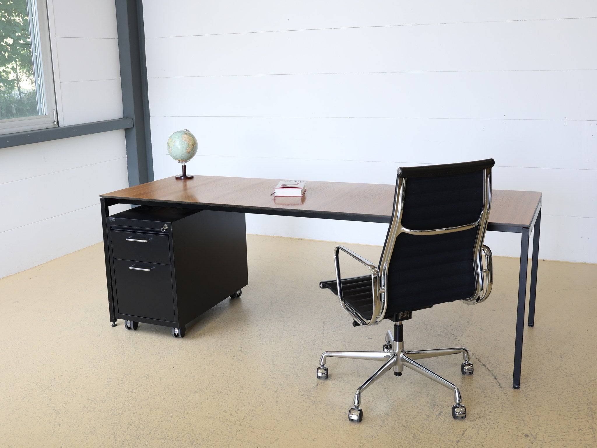 Gesamtansicht Thesis Schreibtisch und Unikorpus 425 Set in zeitlosem Schweizer Design
