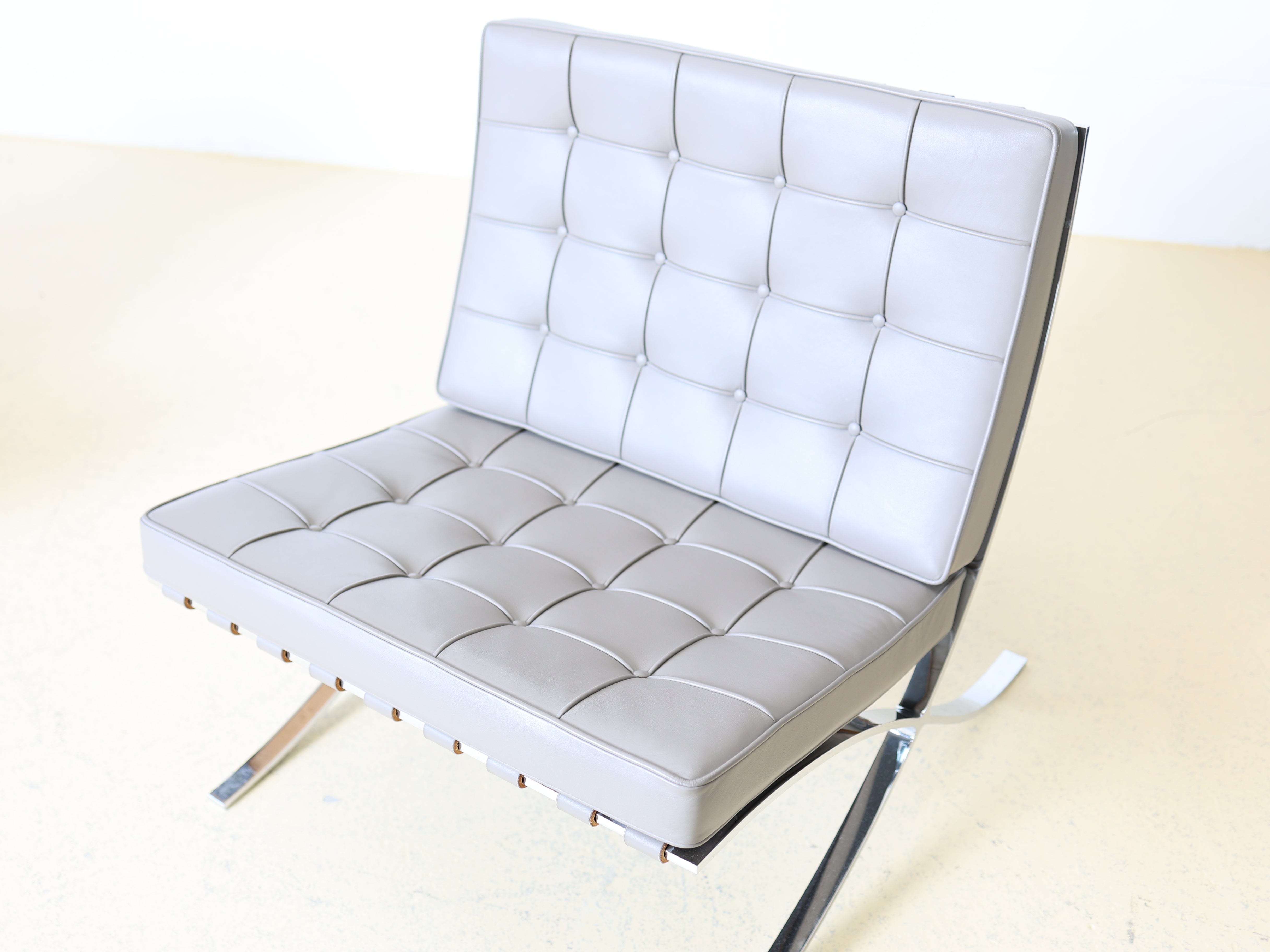 Originaler Barcelona Chair in Grau von Knoll als Occasion. Design von Mies van der Rohe. Geprüfte Vintage-Qualität jetzt bei atelier TILIJA kaufen.